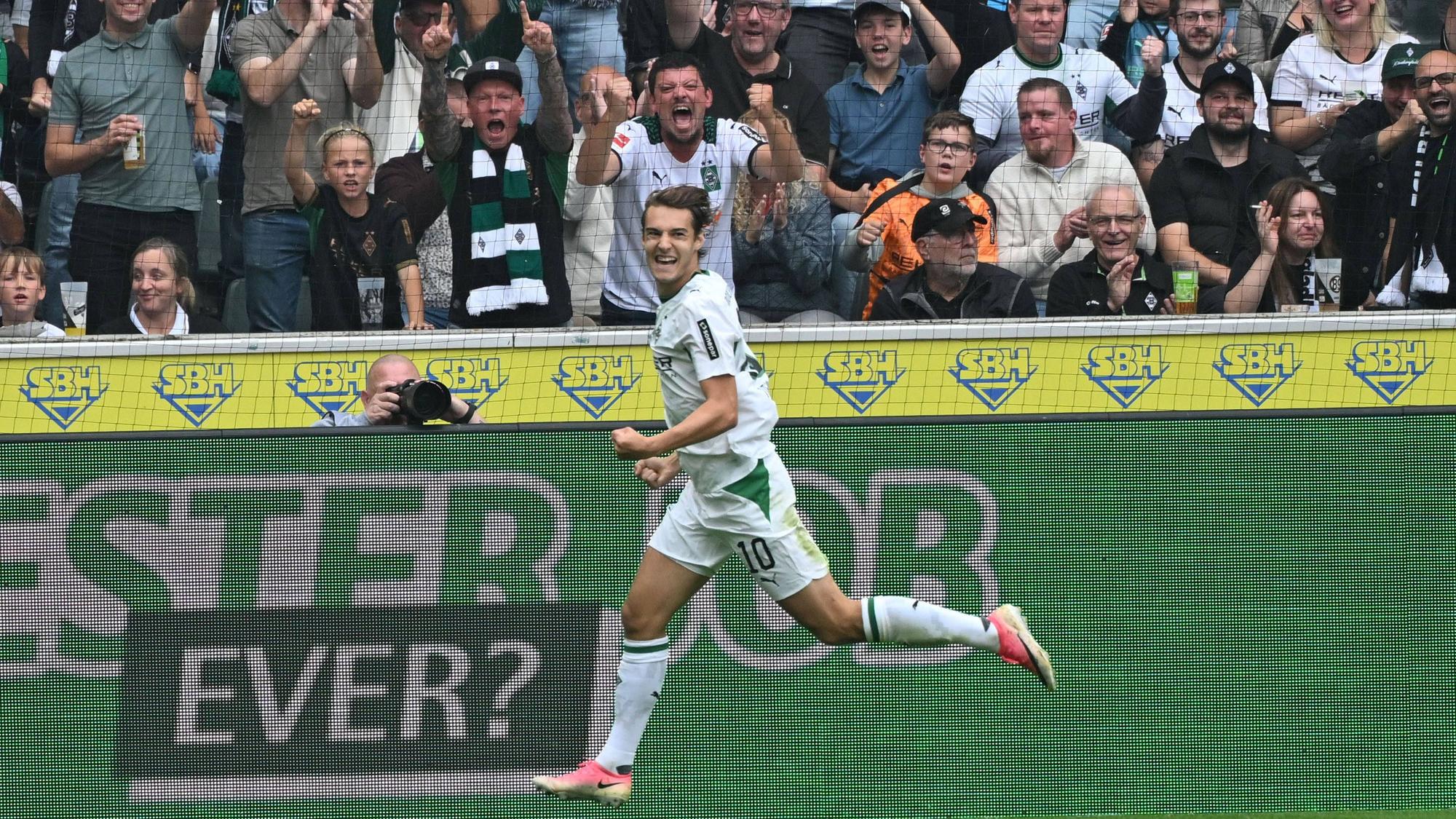 Florian Neuhaus bejubelt seinen Treffer gegen Mainz.