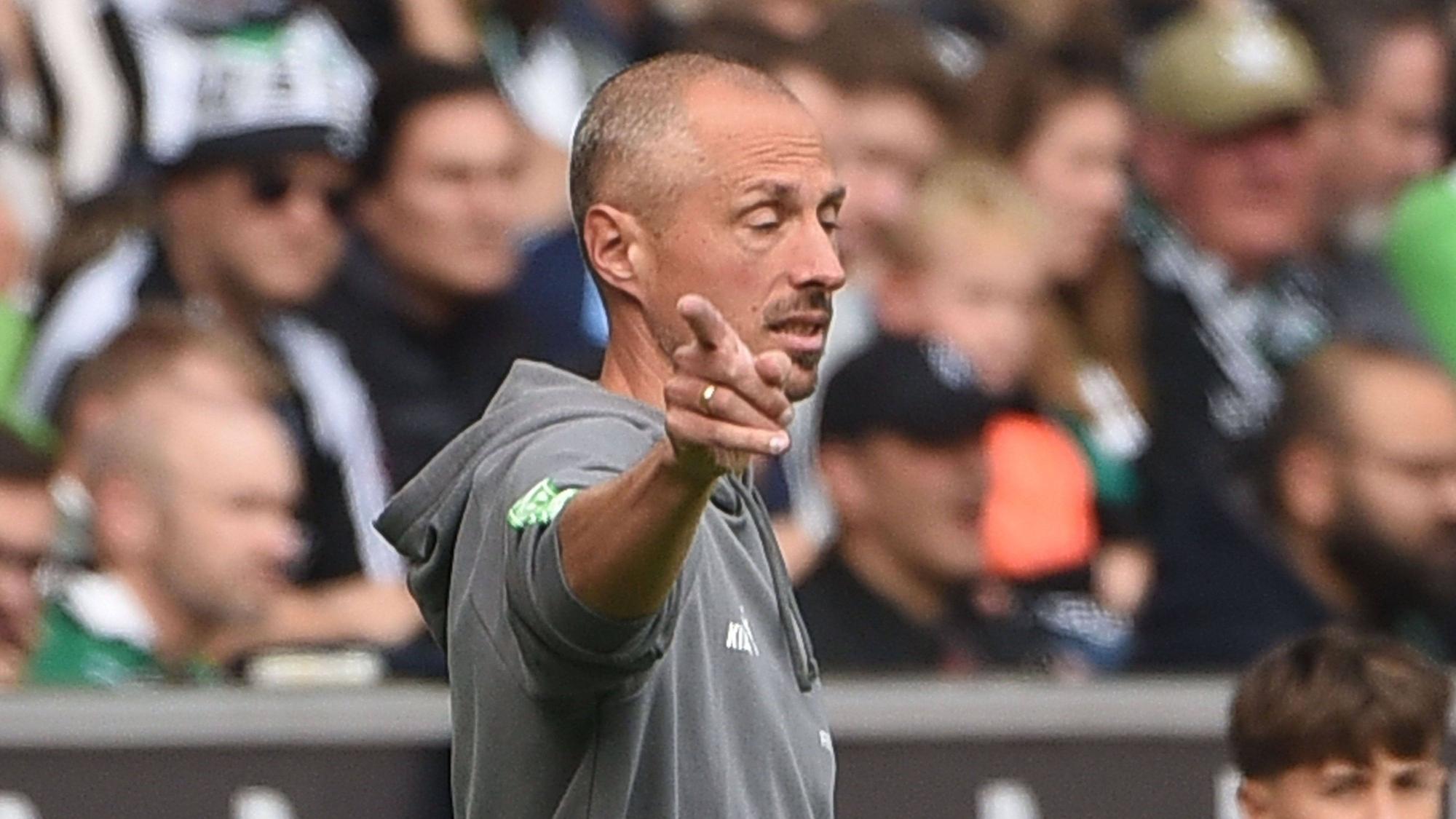 Jan-Moritz Lichte zeigt mit dem Finger