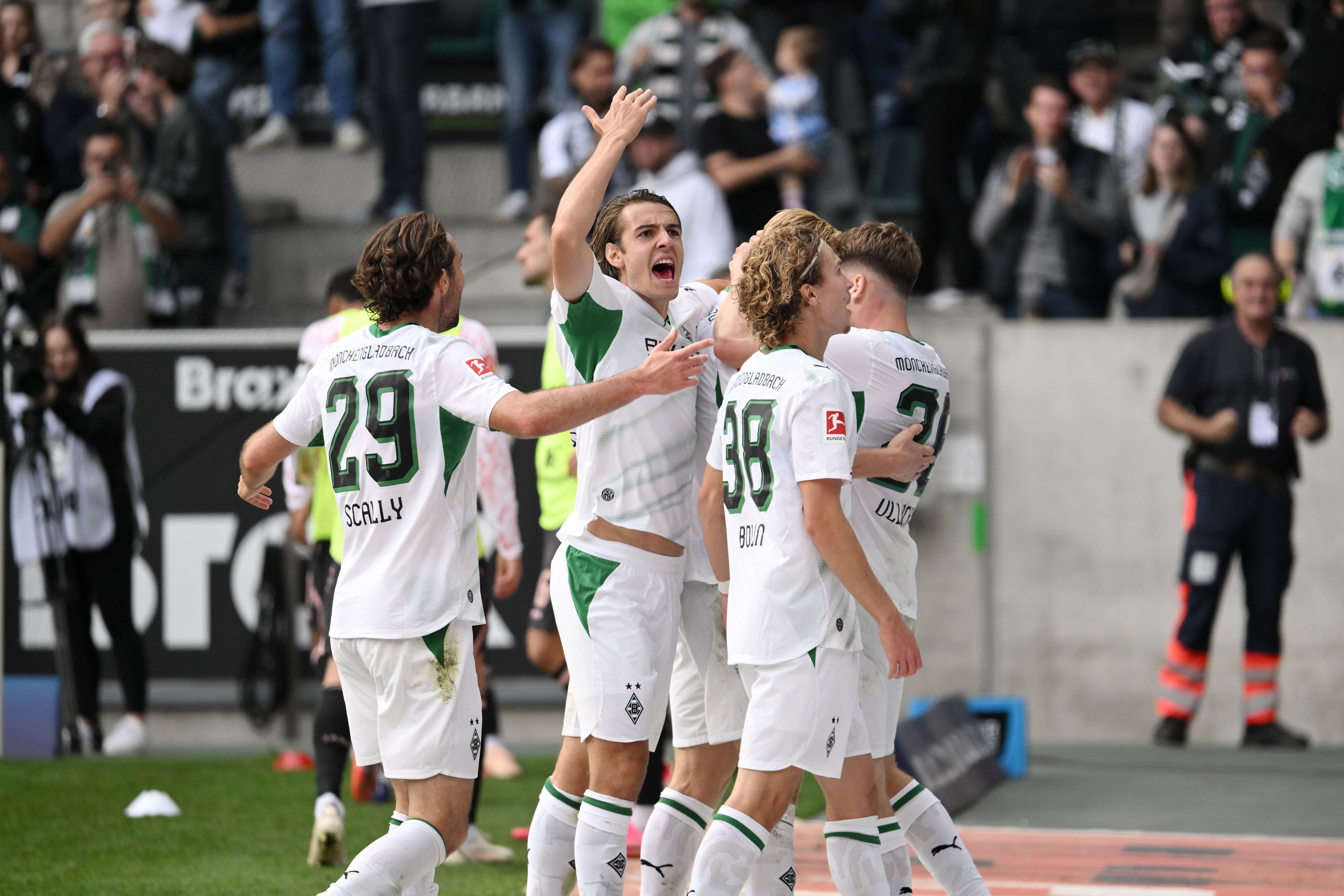 Florian Neuhaus bejubelt mit seinen Mitspielern einen Treffer.