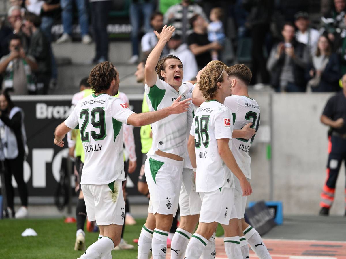 Florian Neuhaus bejubelt mit seinen Mitspielern einen Treffer.