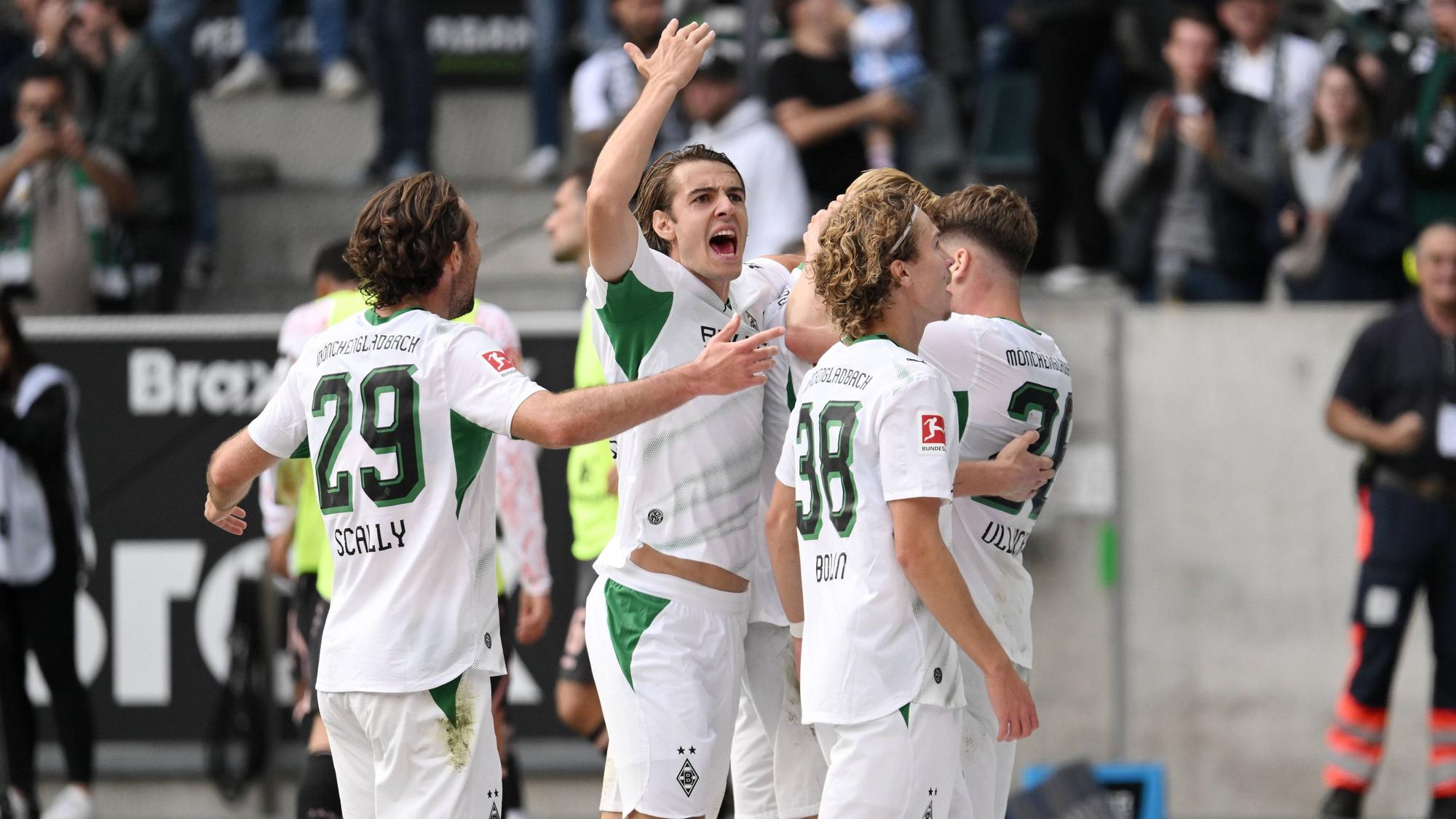 Florian Neuhaus bejubelt mit seinen Mitspielern einen Treffer.