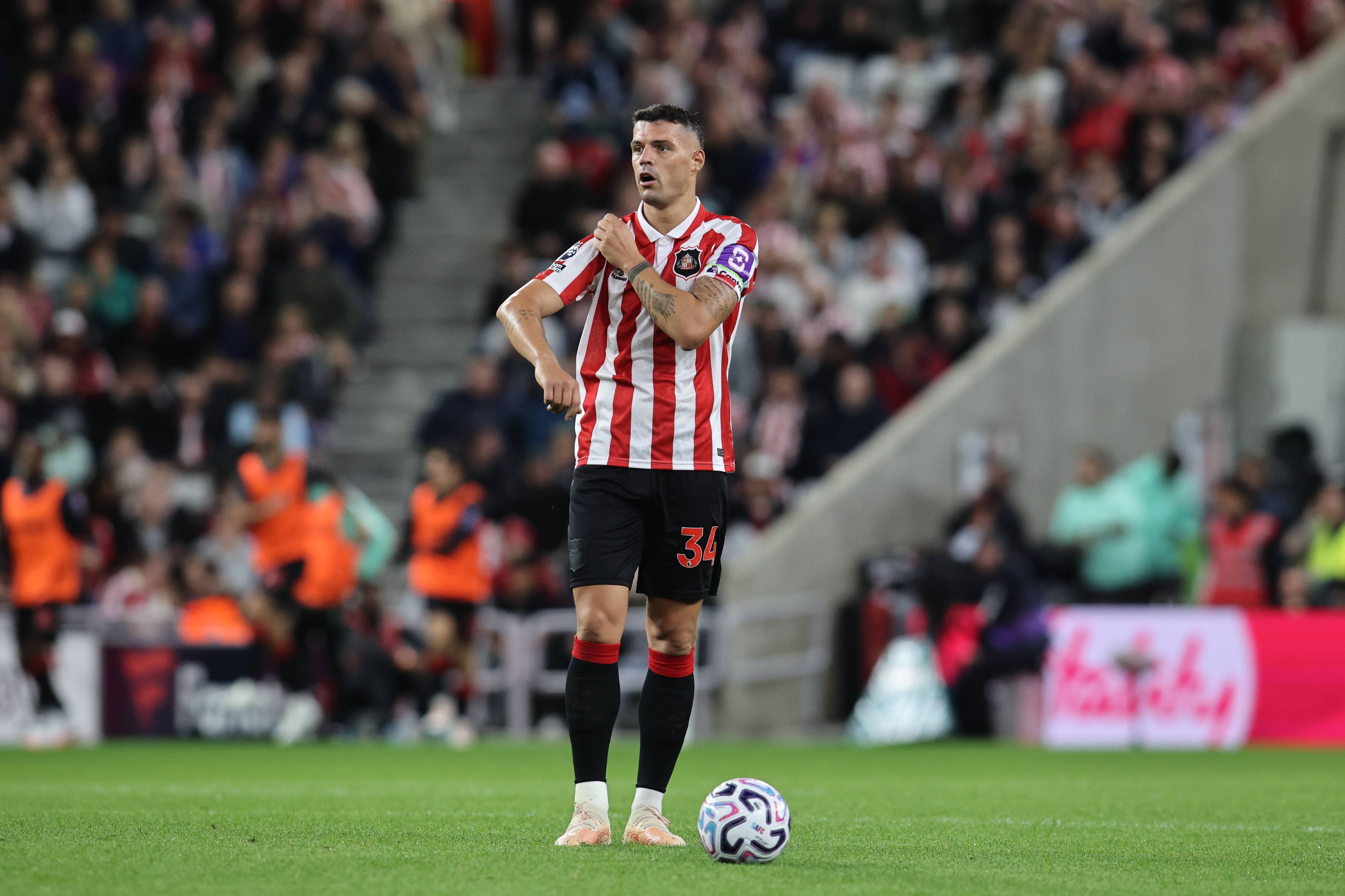 Granit Xhaka steht mit Ball auf dem Rasen.