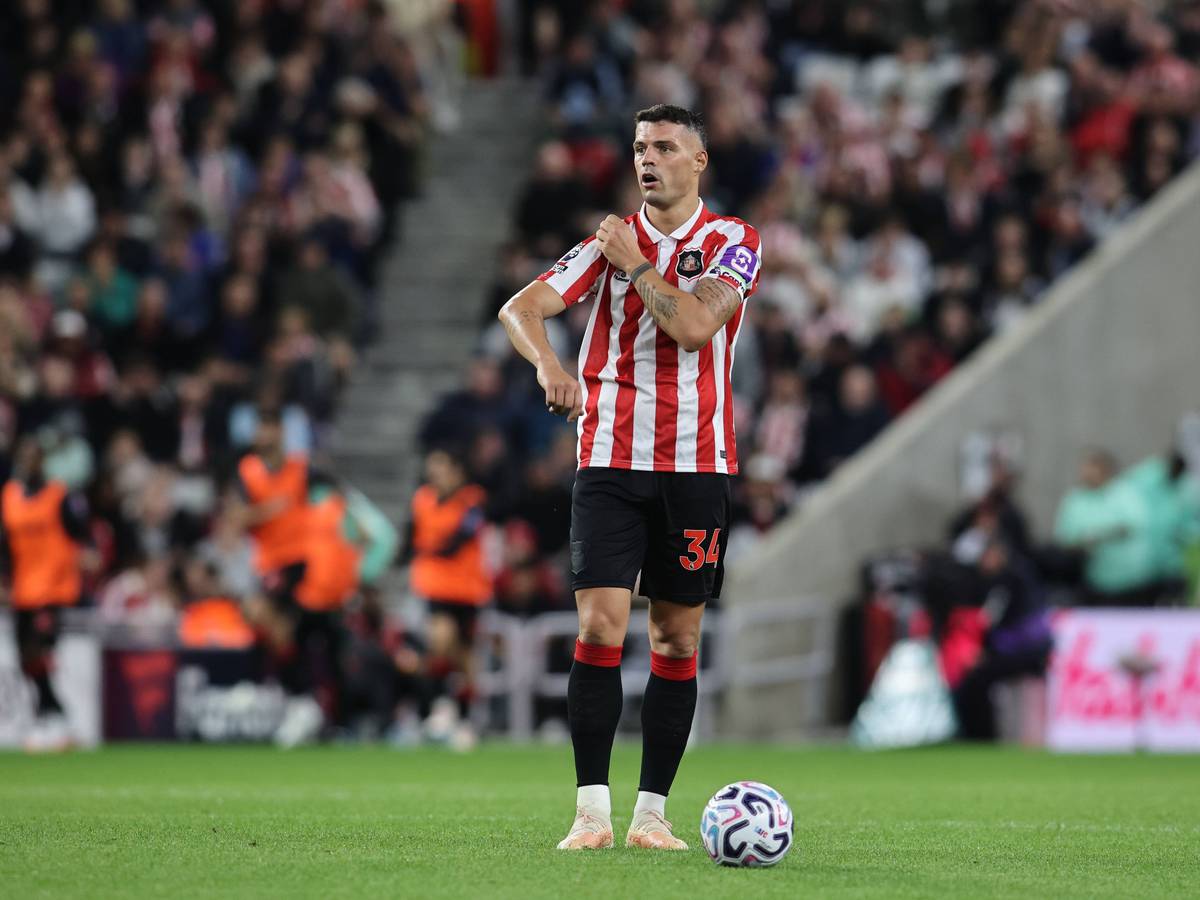 Granit Xhaka steht mit Ball auf dem Rasen.