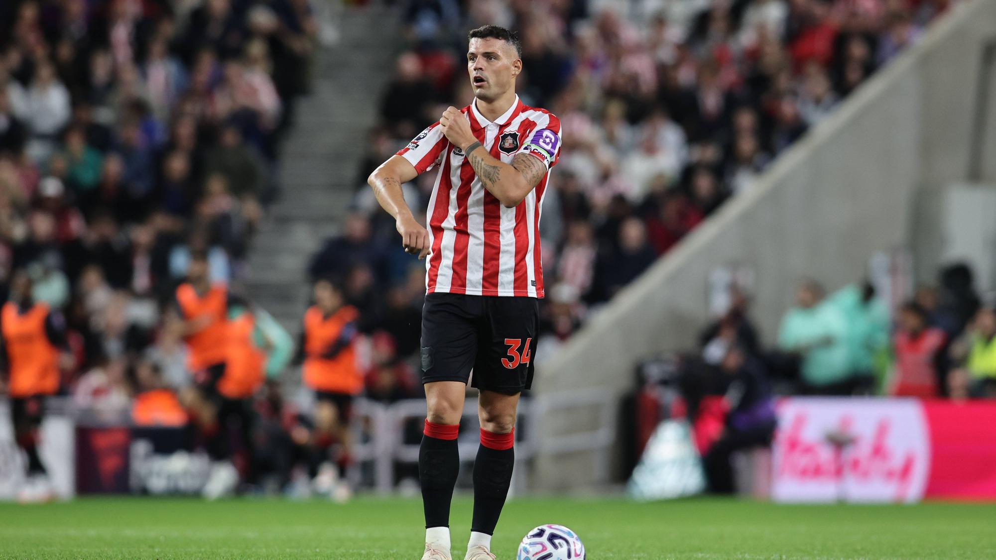 Granit Xhaka steht mit Ball auf dem Rasen.