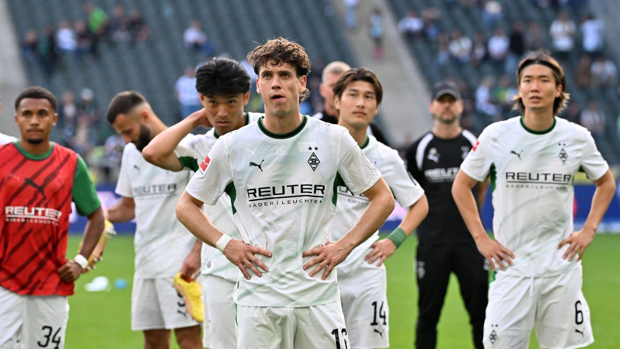 Philipp Sander und Ko Itakura stehen mit ihren Mitspielern enttäuscht vor den Fans.