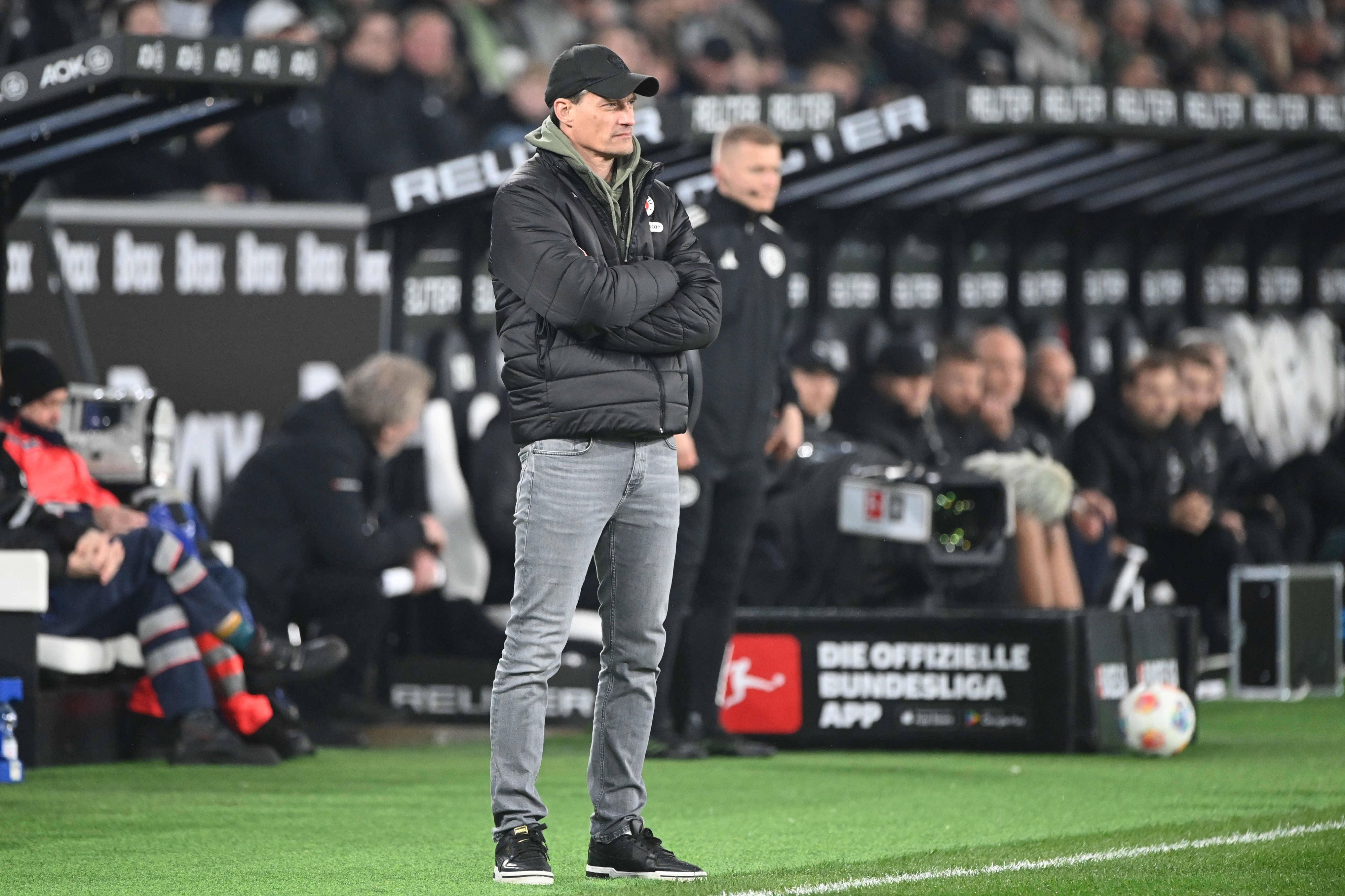 Trainer Alexander Blessin an der Seitenlinie.