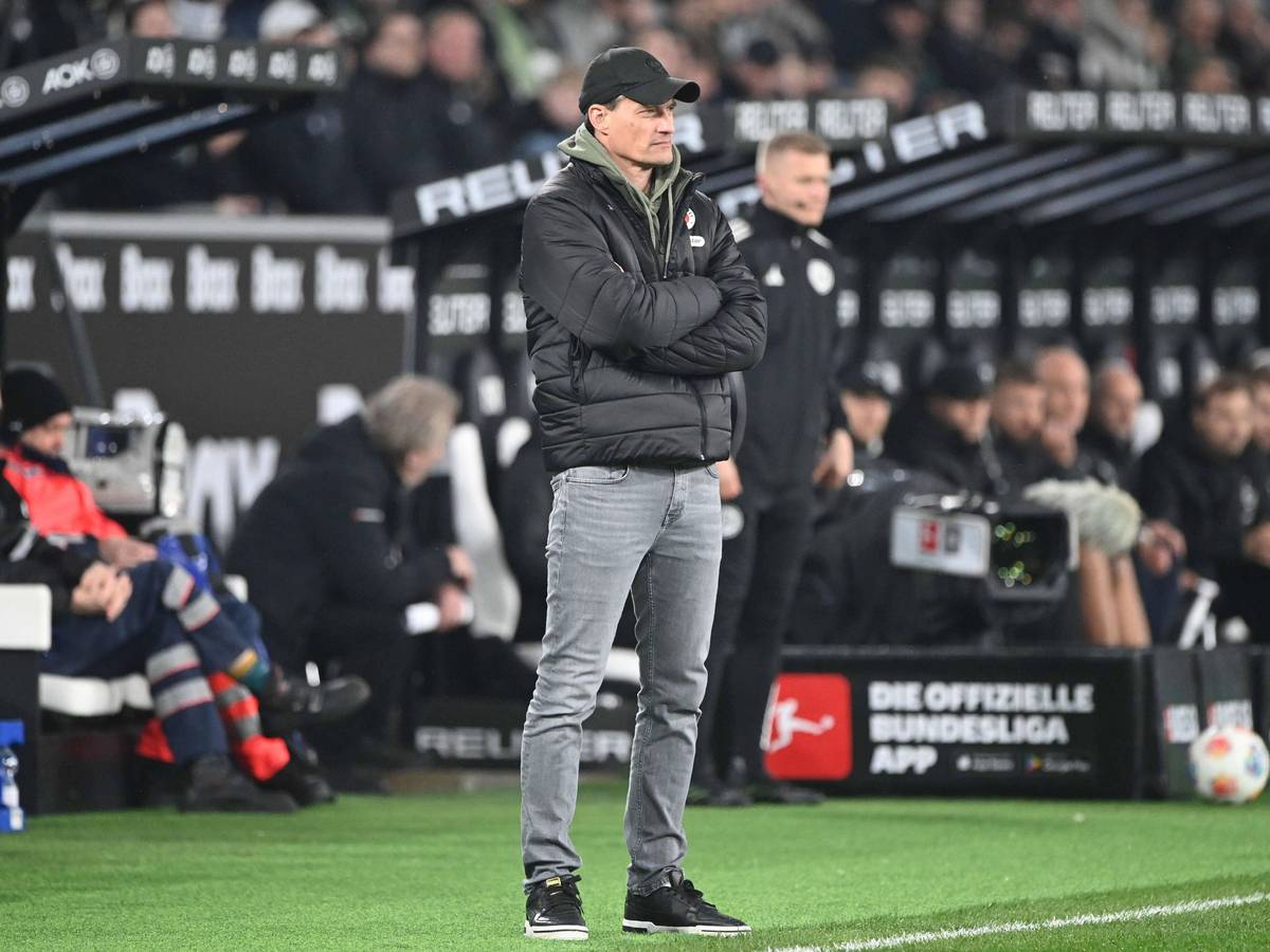 Trainer Alexander Blessin an der Seitenlinie.