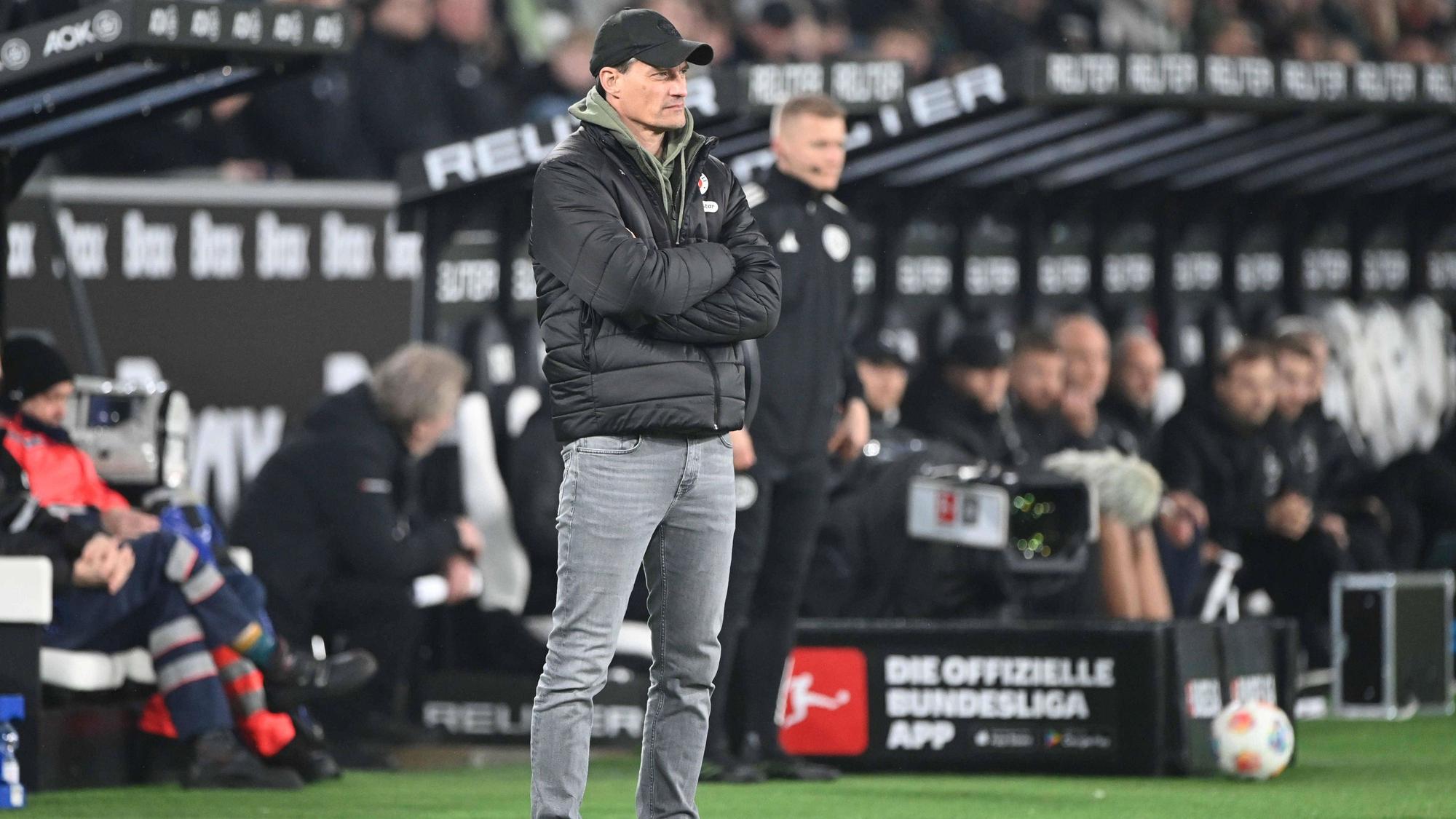 Trainer Alexander Blessin an der Seitenlinie.