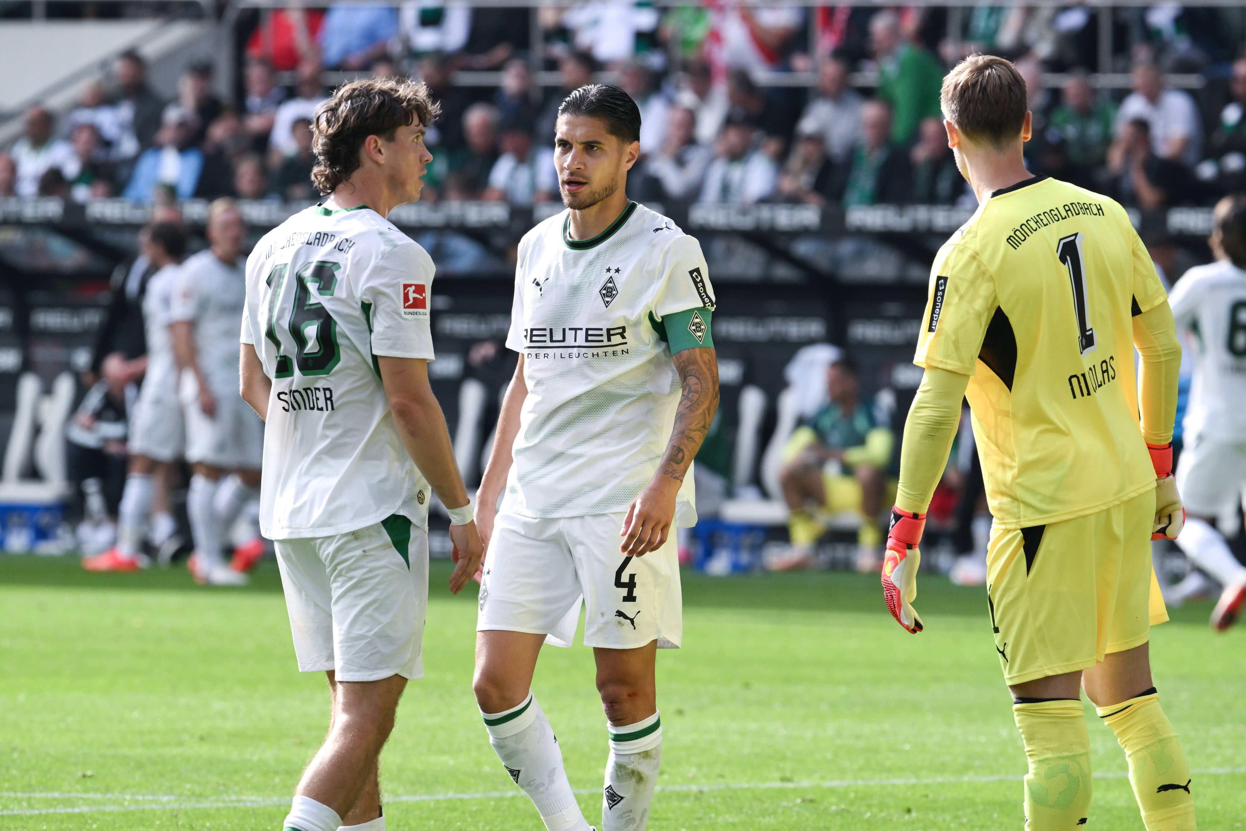 Philipp Sander, Kevin Diks und Moritz Nicolas auf dem Platz.