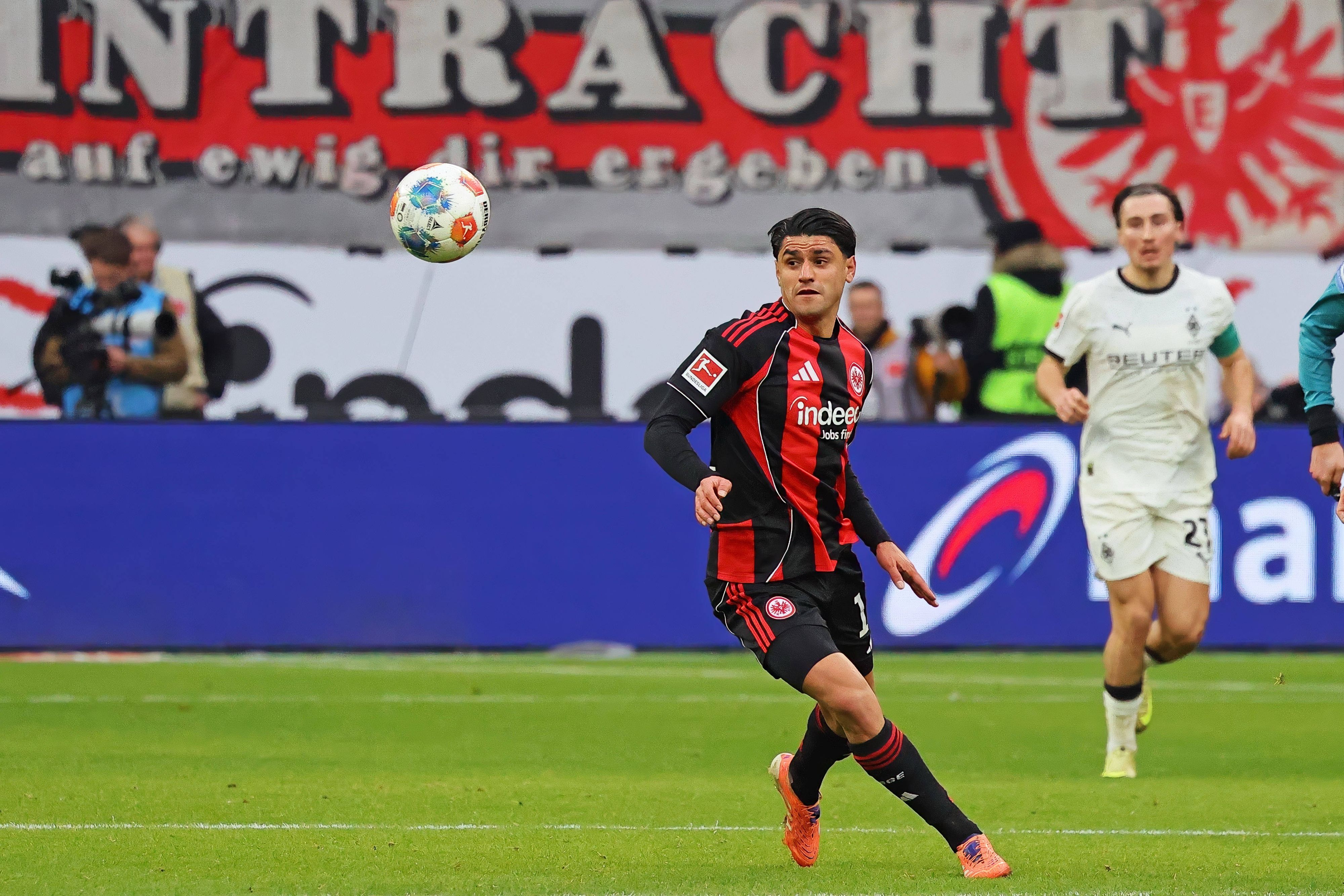 Mo Dahoud gegen Gladbach am Ball.