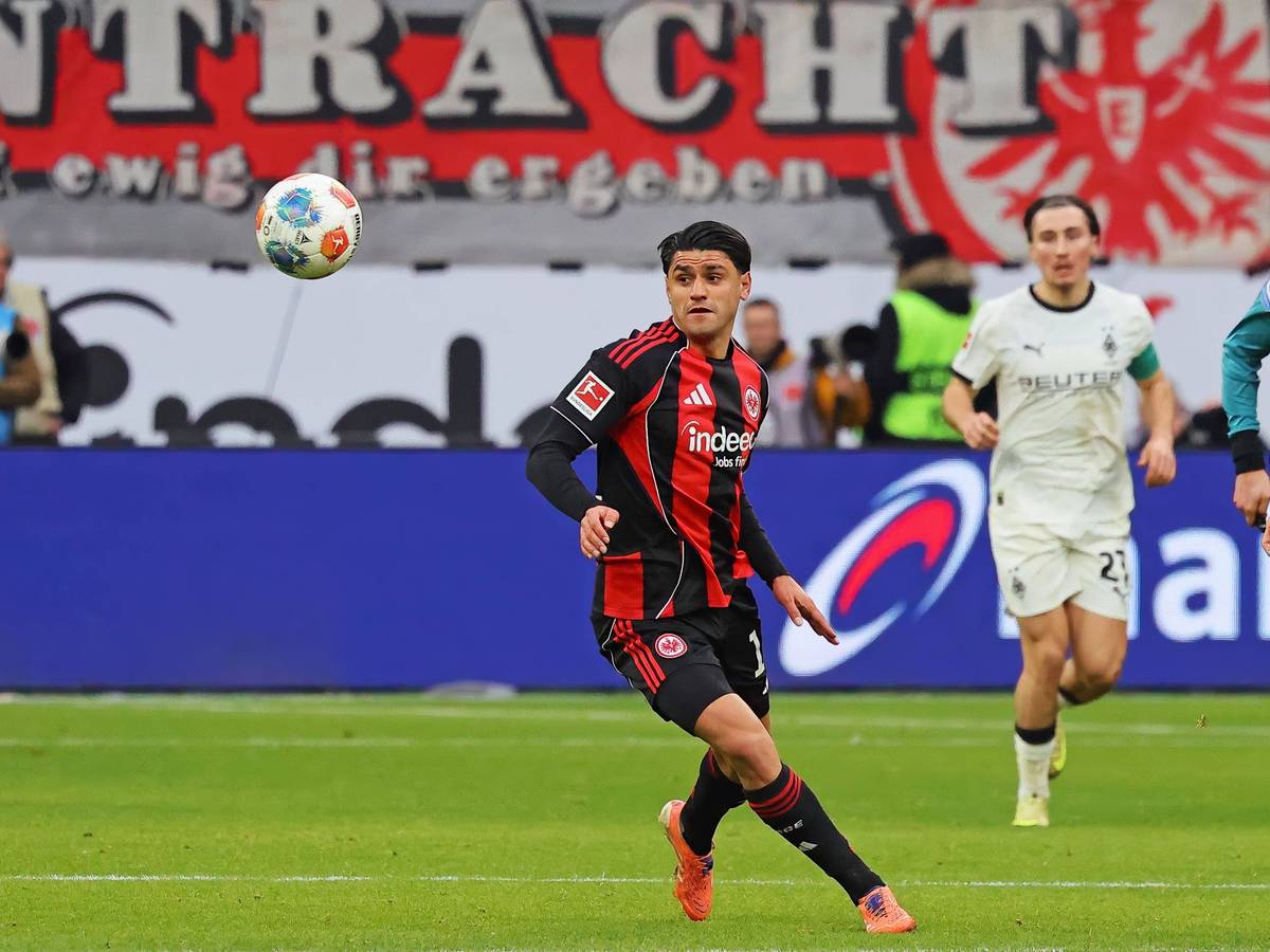 Mo Dahoud gegen Gladbach am Ball.