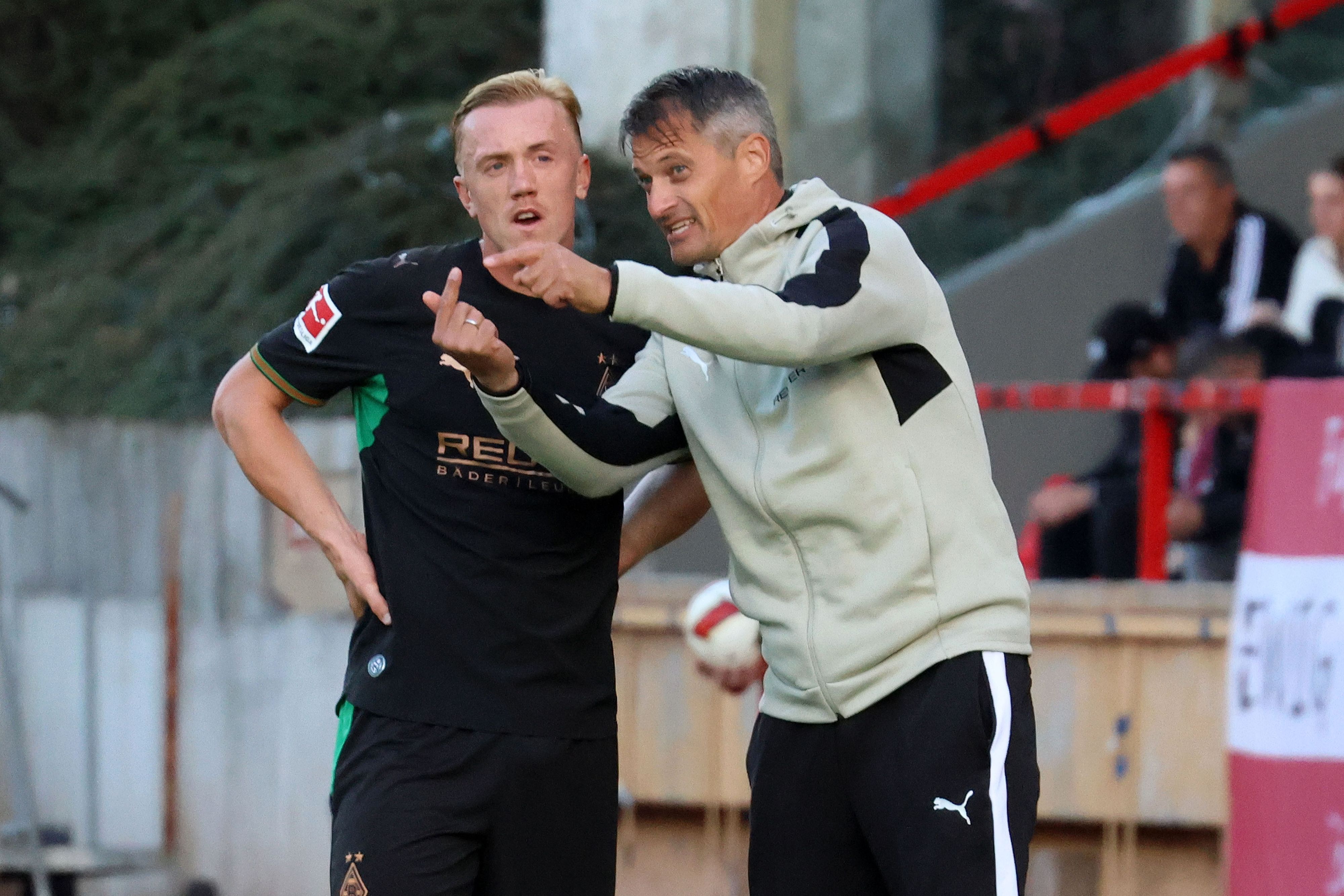 Alexander Blessin spricht an der Seitenlinie mit Stürmer Isac Lidberg.