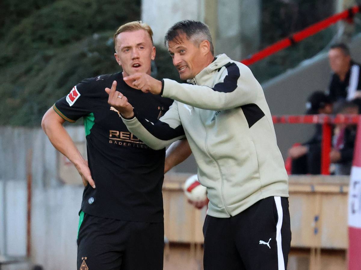 Alexander Blessin spricht an der Seitenlinie mit Stürmer Isac Lidberg.