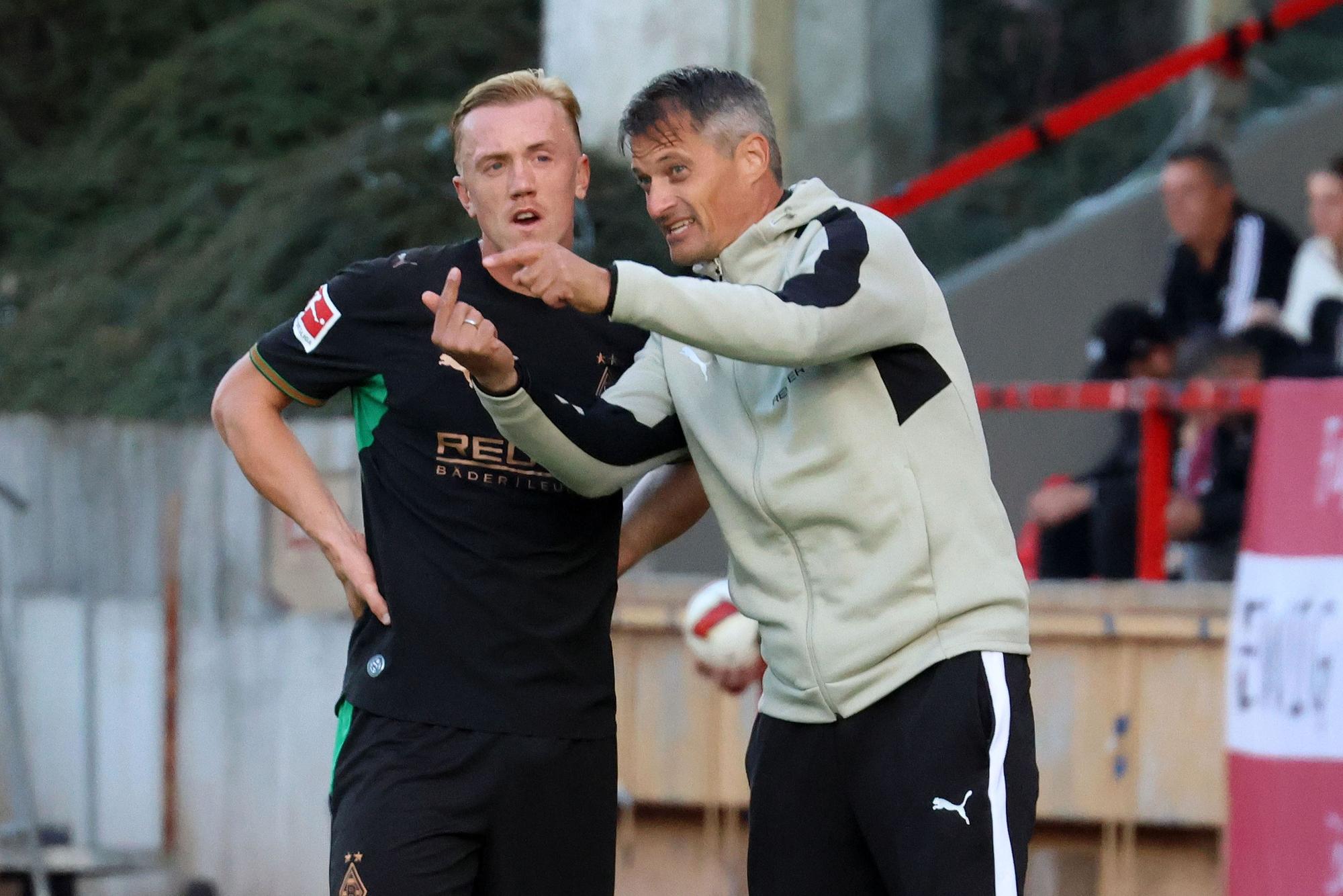 Alexander Blessin spricht an der Seitenlinie mit Stürmer Isac Lidberg.