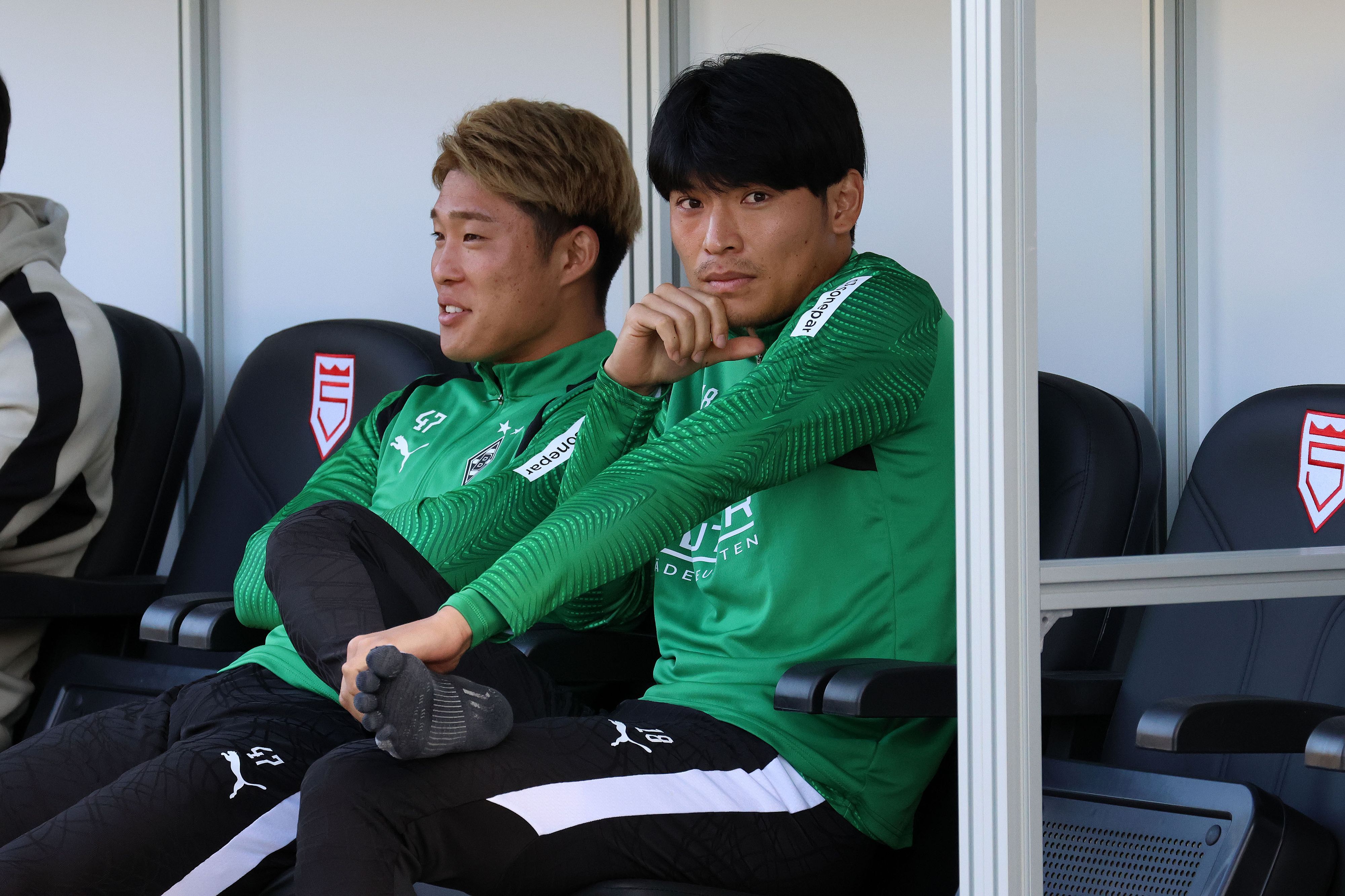 Shuto Machino (r.) sitzt neben Zento Uno auf der Bank.