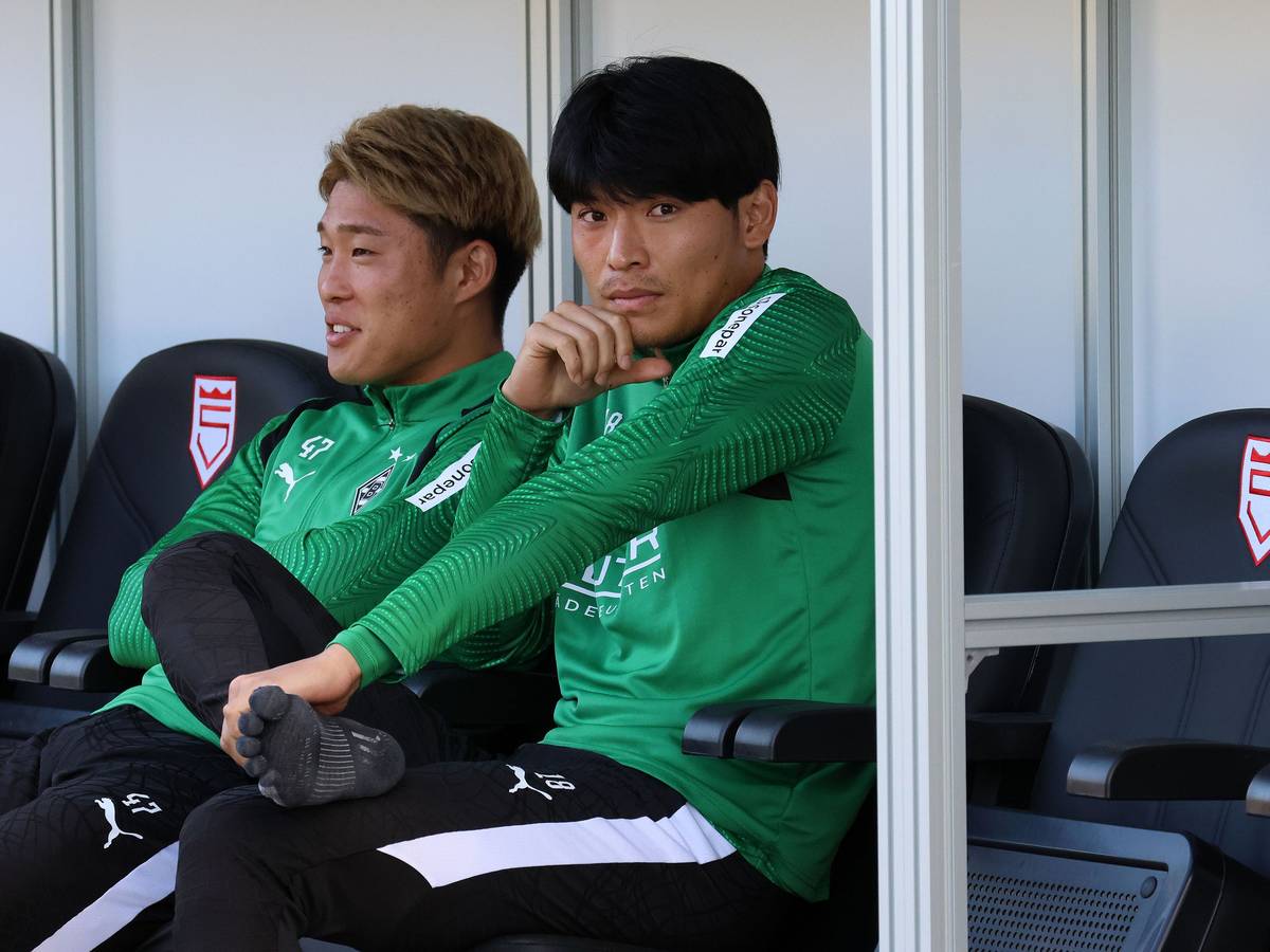 Shuto Machino (r.) sitzt neben Zento Uno auf der Bank.