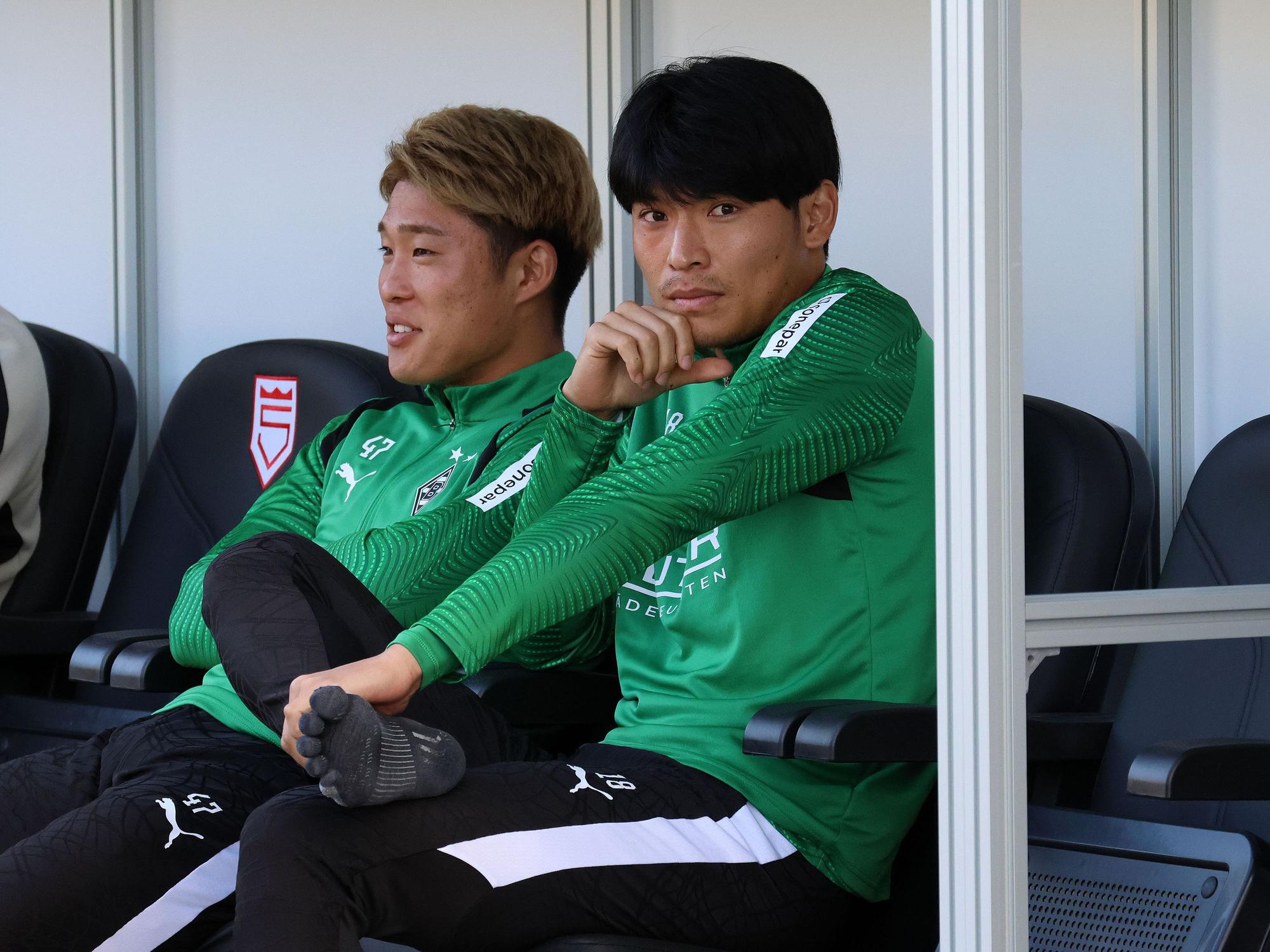 Shuto Machino (r.) sitzt neben Zento Uno auf der Bank.