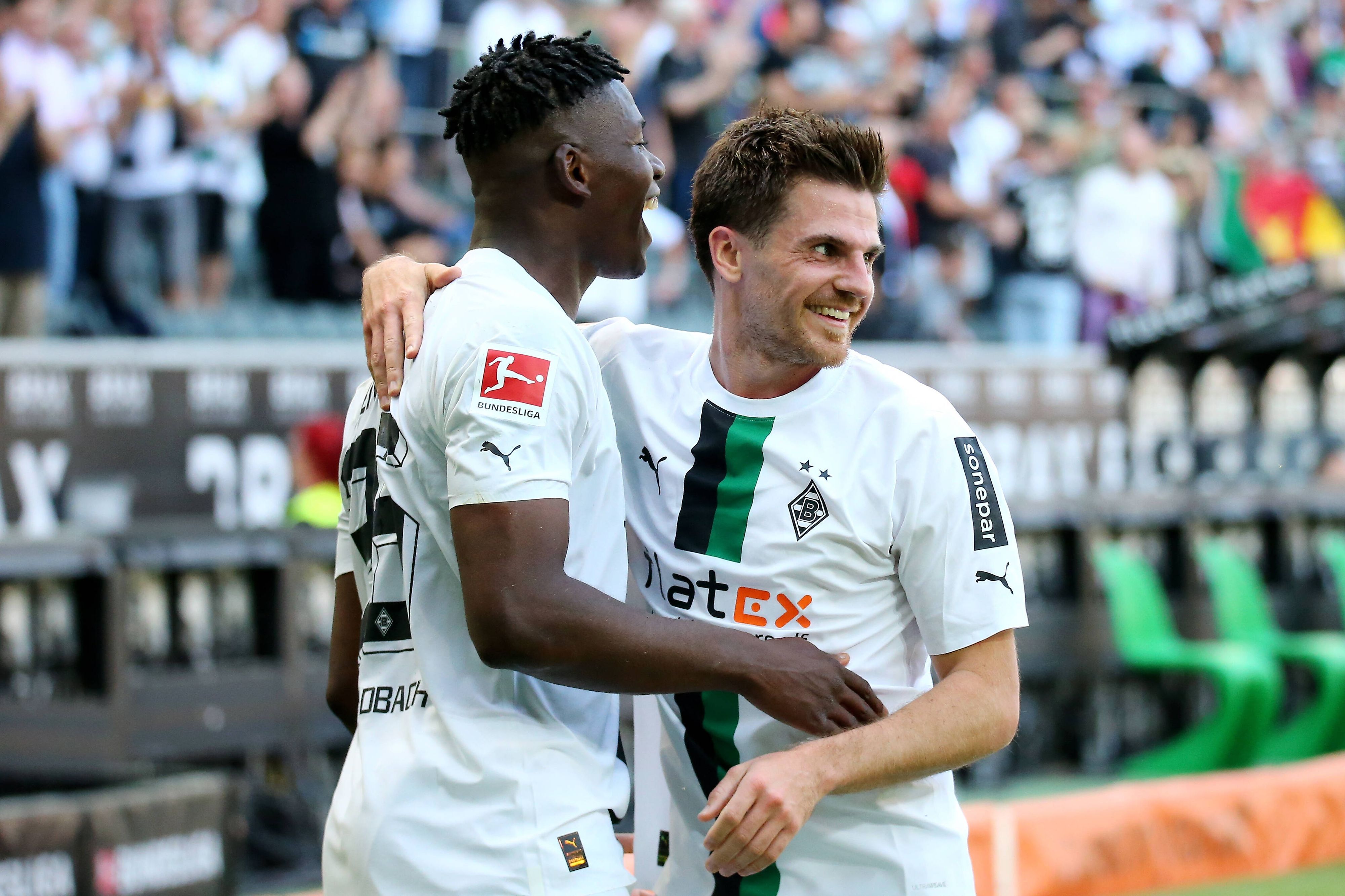 Breel Embolo und Jonas Hofmann jubeln gemeinsam.