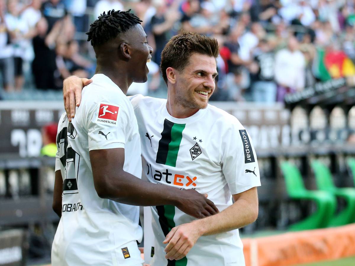 Breel Embolo und Jonas Hofmann jubeln gemeinsam.