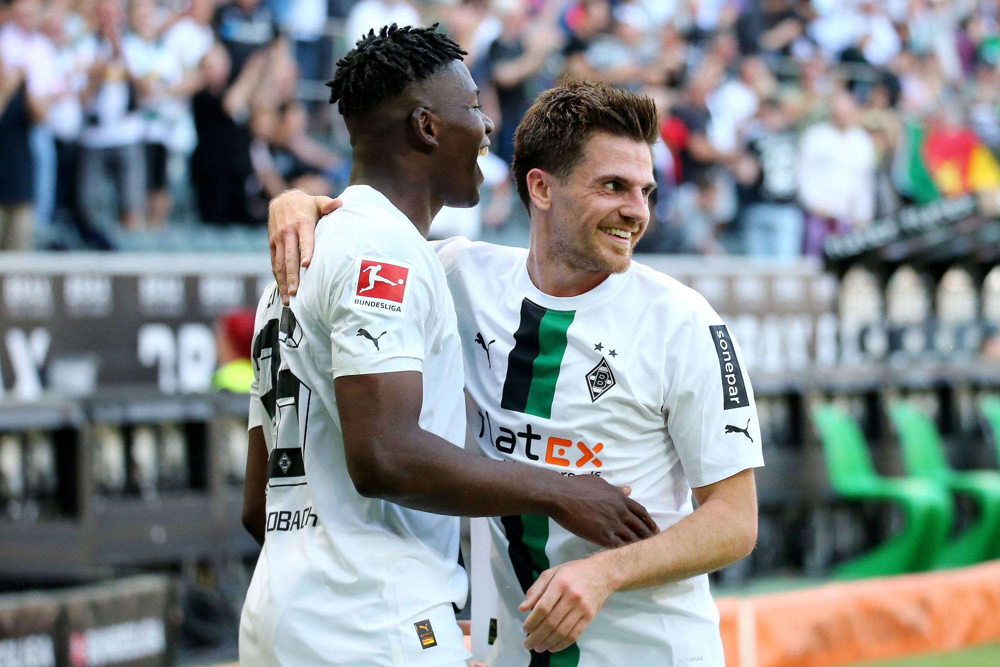 Breel Embolo und Jonas Hofmann jubeln gemeinsam.