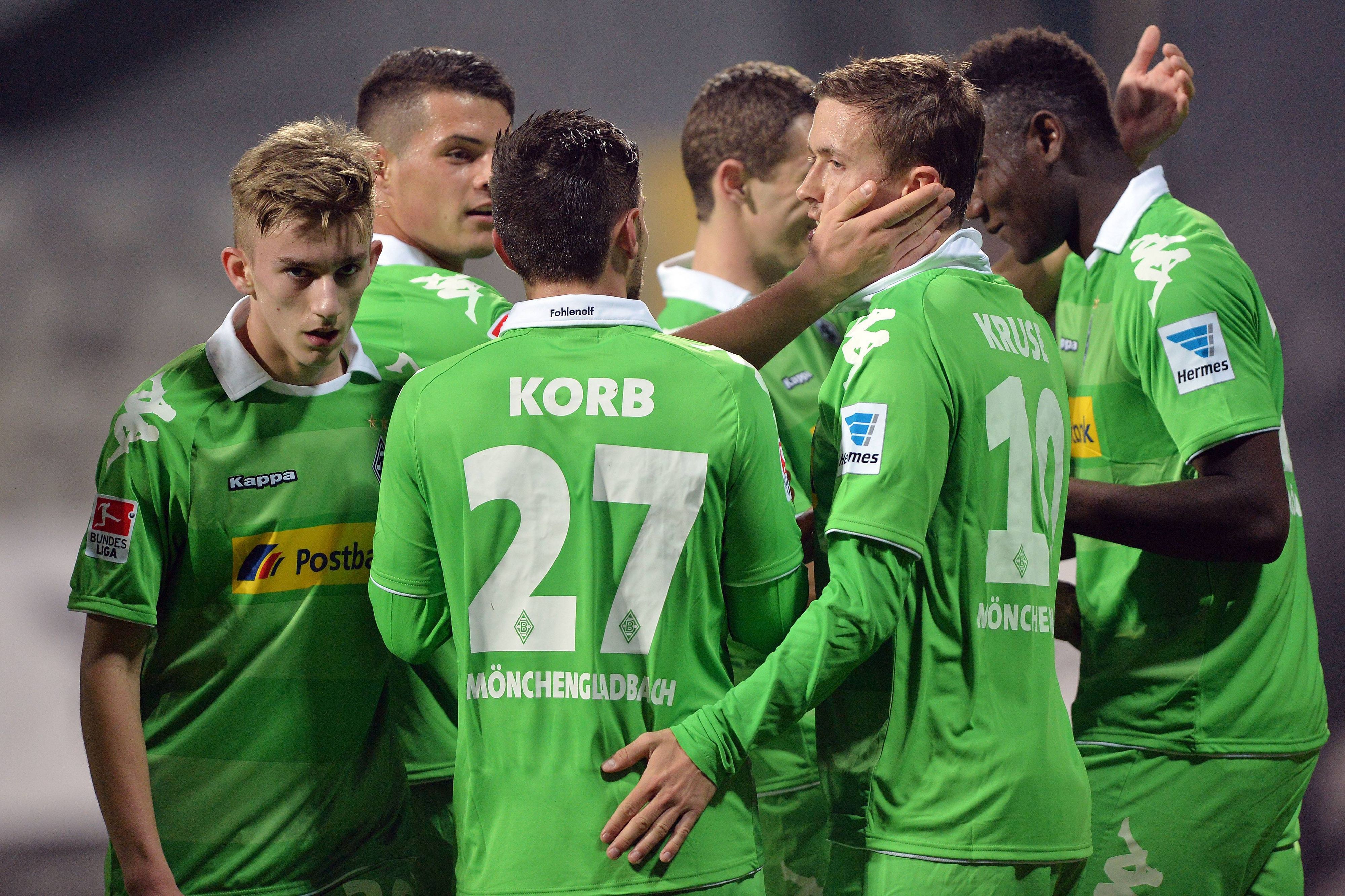 Sinan Kurt beim Torjubel mit Gladbacher Teamkollegen.