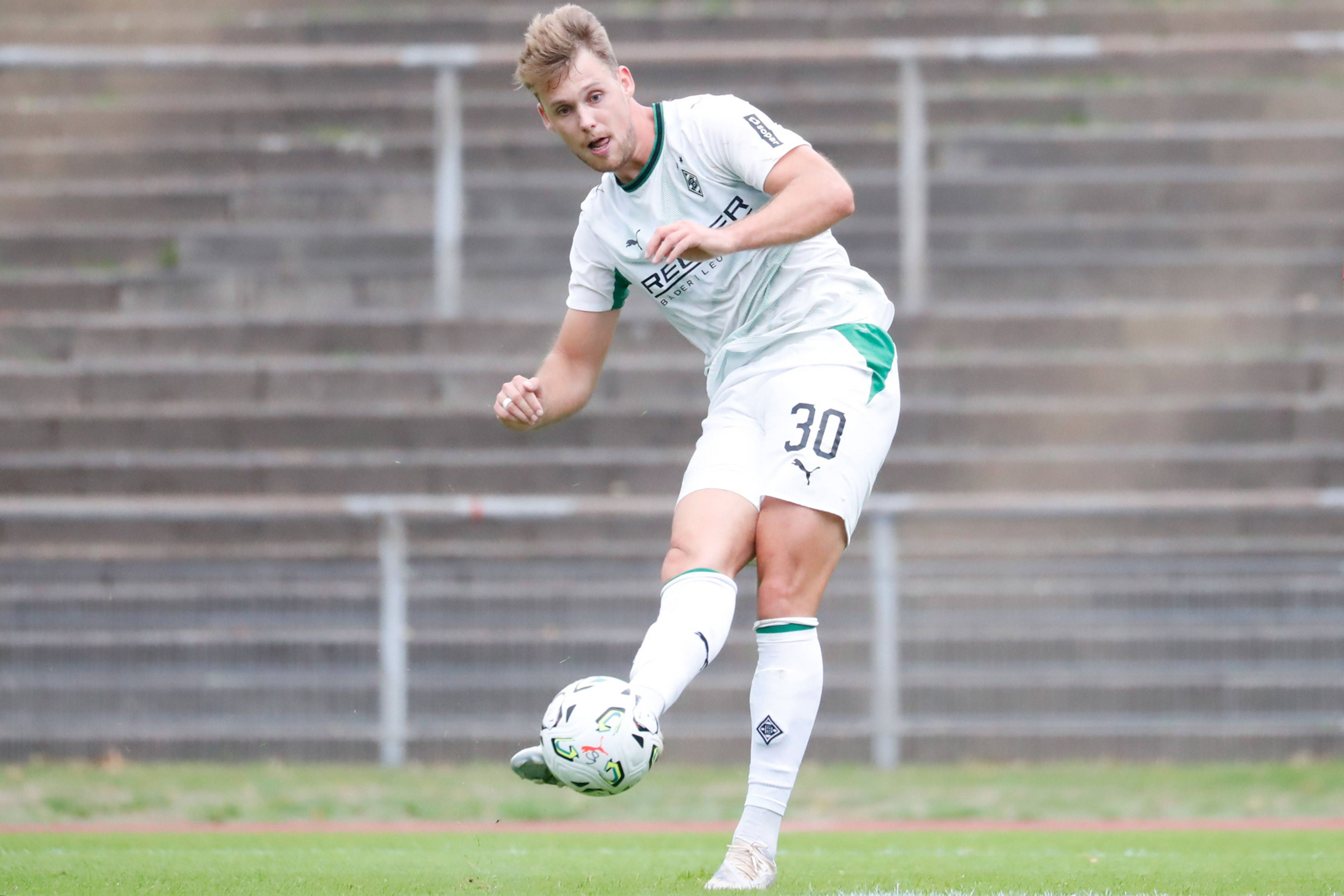 Thilo Töpken spielt einen Pass.