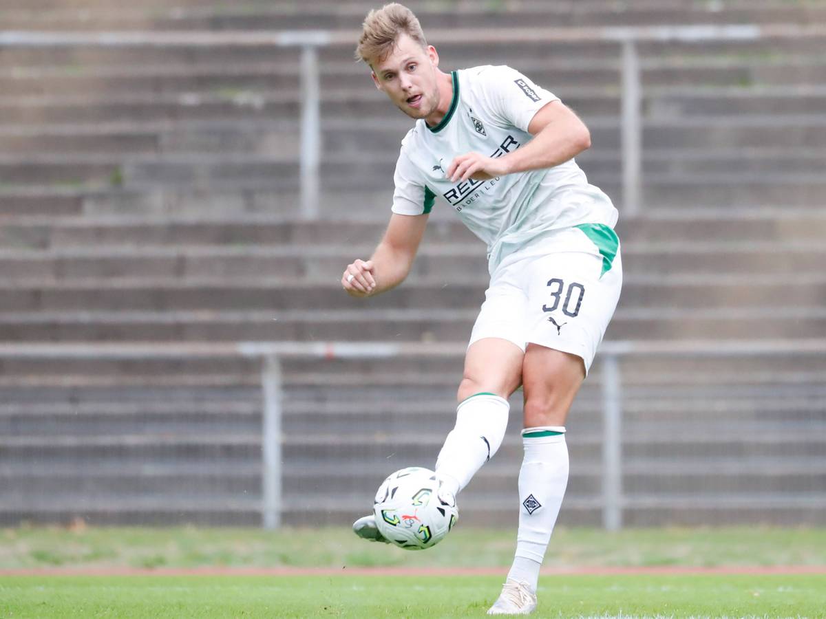 Thilo Töpken spielt einen Pass.