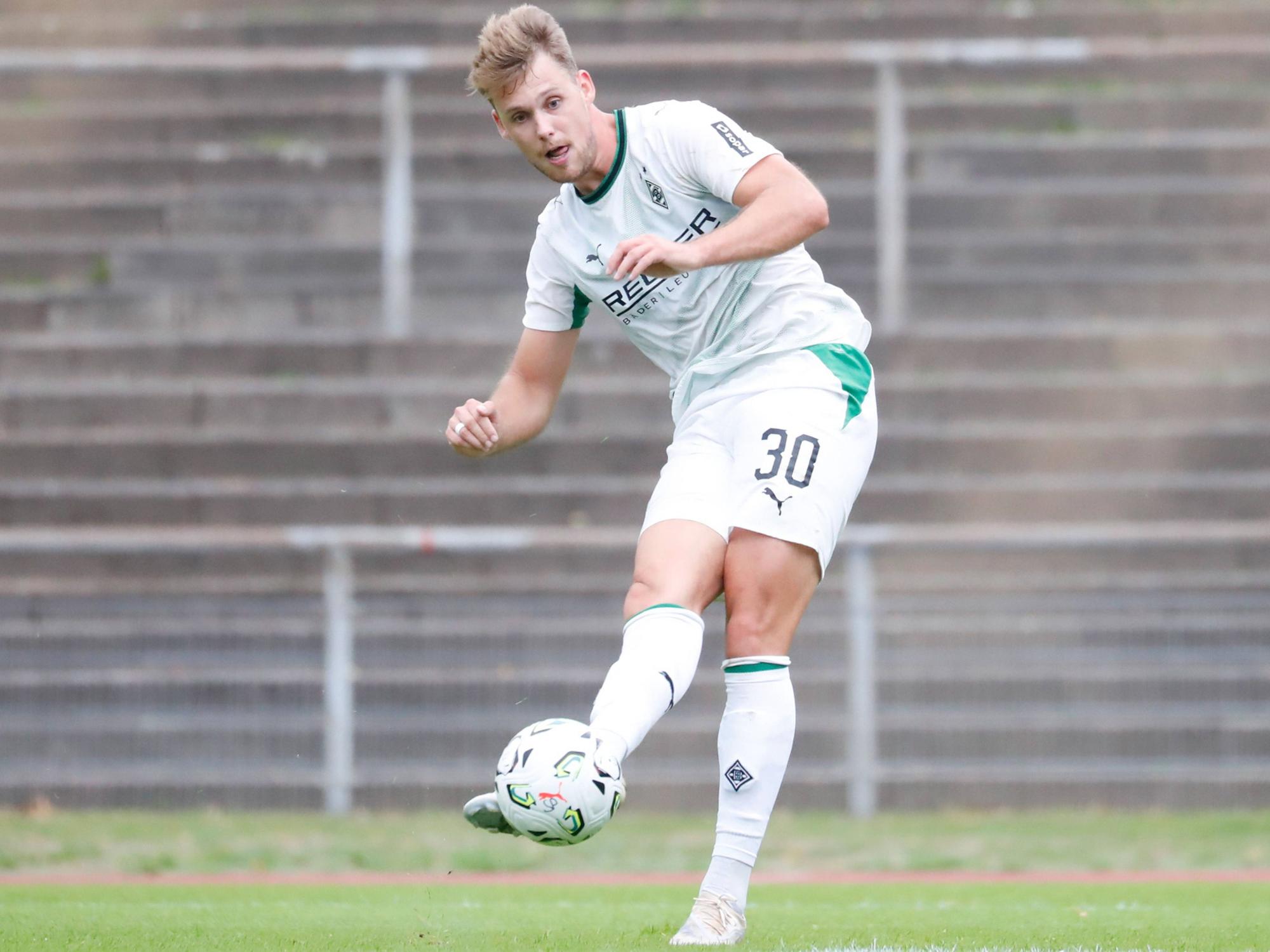 Thilo Töpken spielt einen Pass.