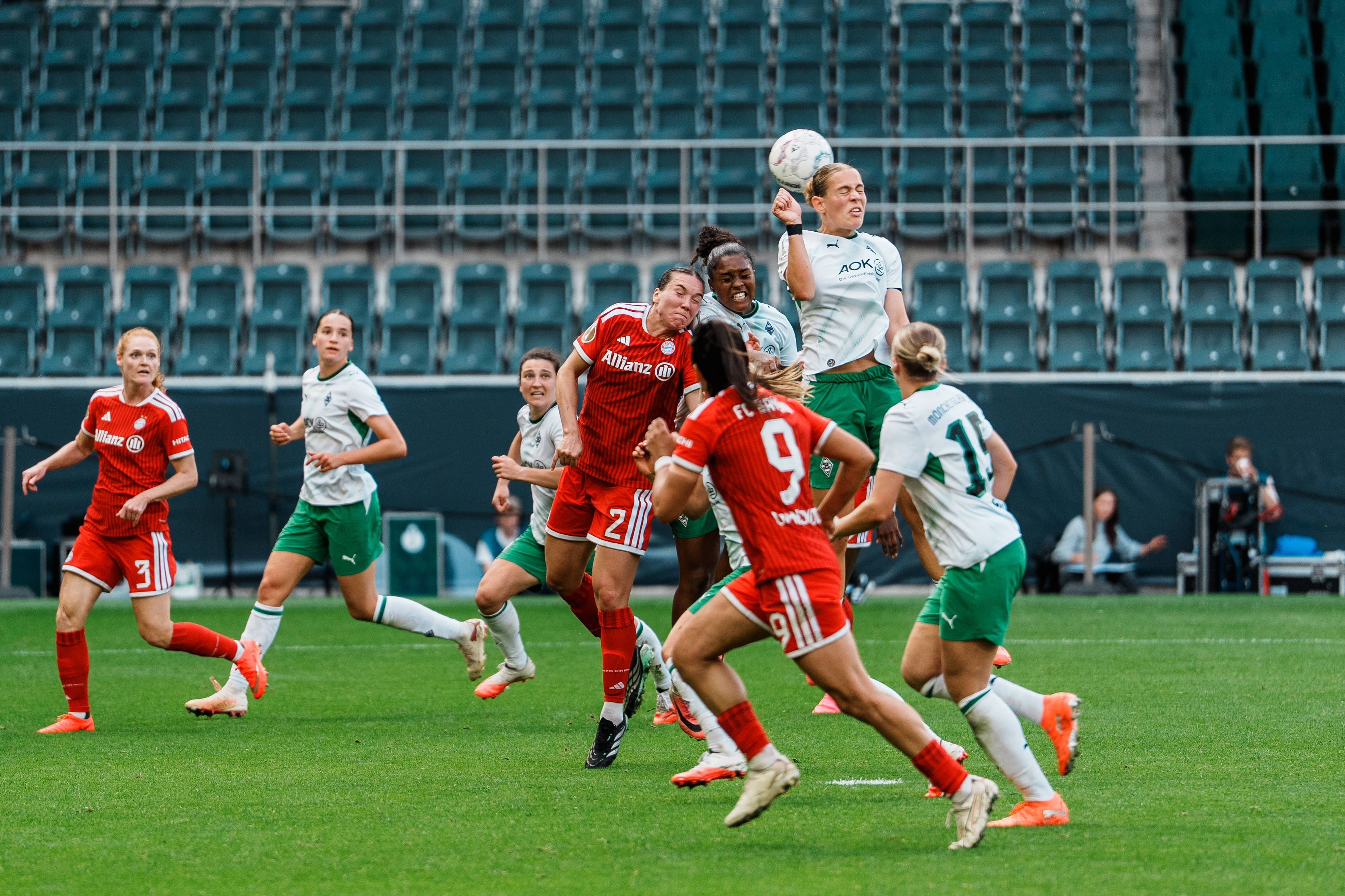 Szene aus dem Pokalspiel der Frauen zwischen Borussia Mönchengladbach und dem FC Bayern.