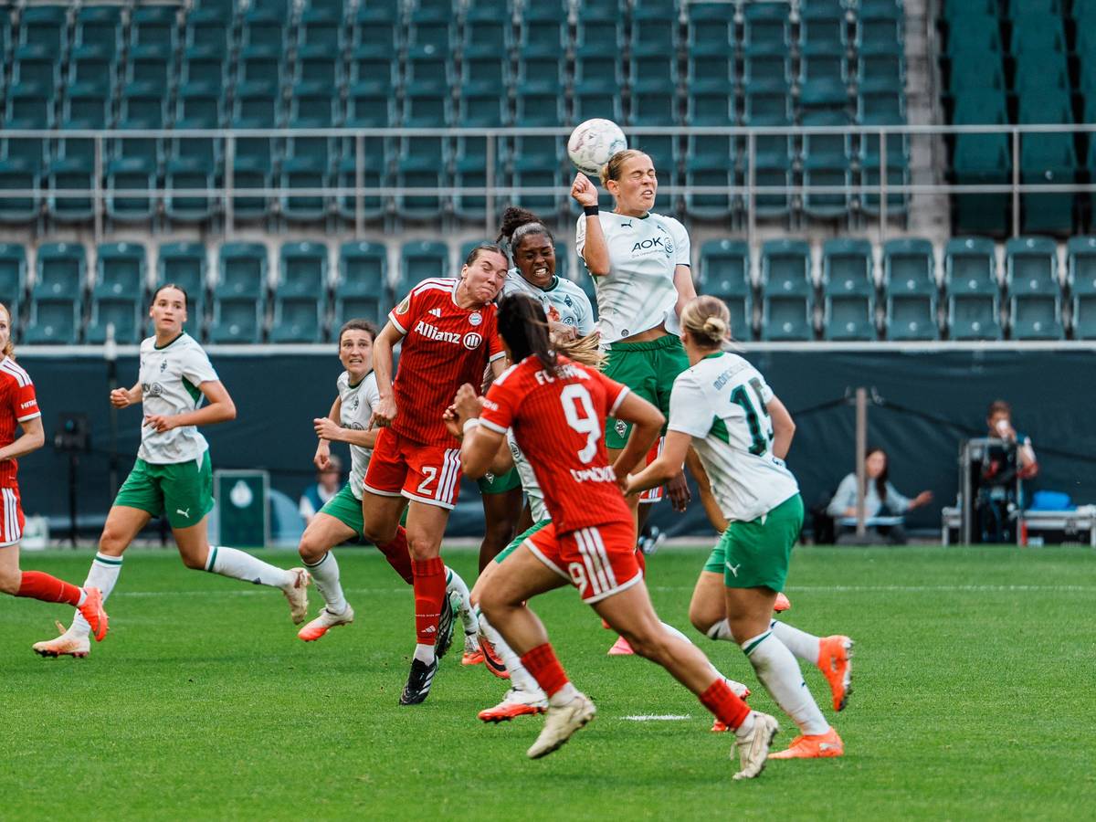 Szene aus dem Pokalspiel der Frauen zwischen Borussia Mönchengladbach und dem FC Bayern.