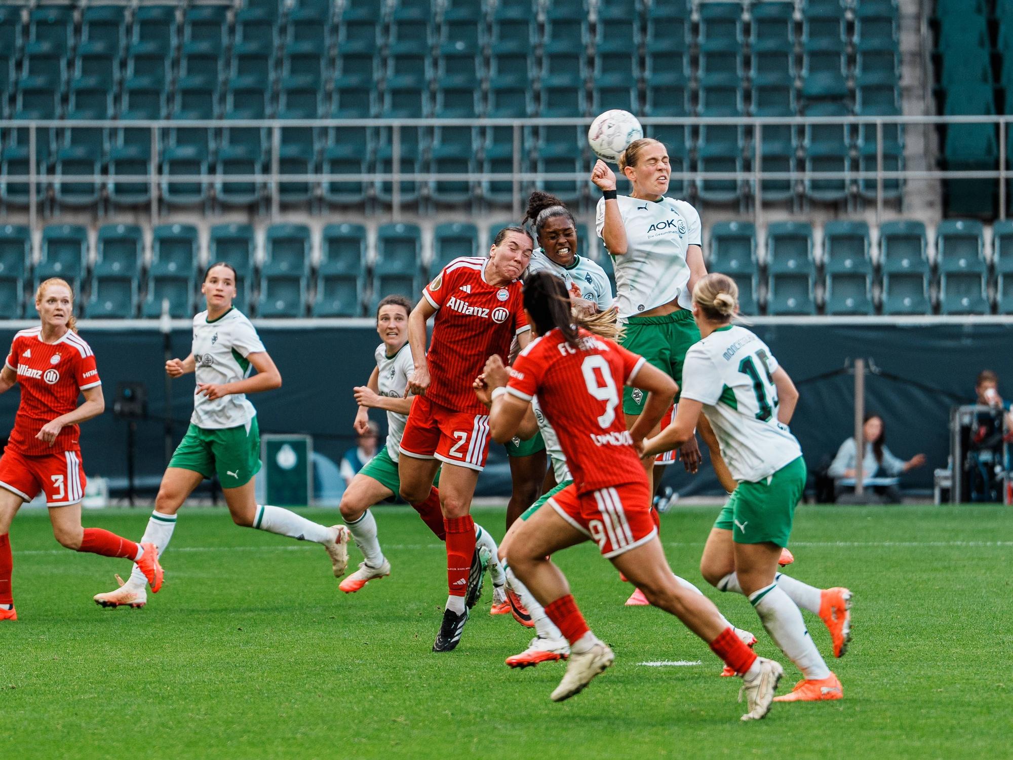 Szene aus dem Pokalspiel der Frauen zwischen Borussia Mönchengladbach und dem FC Bayern.