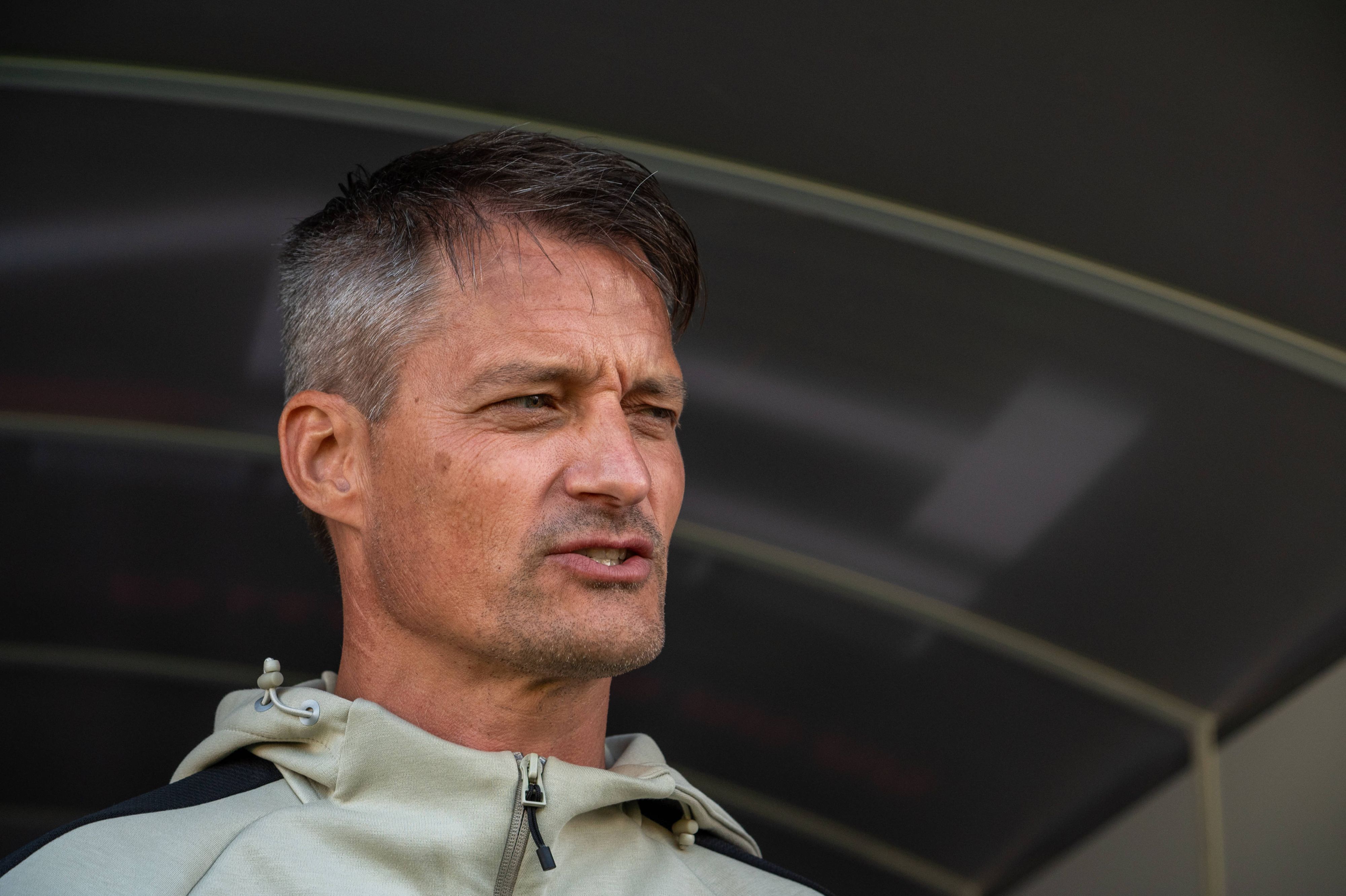 Gladbach-Trainer Alexander Blessin schaut auf Das Spielfeld.
