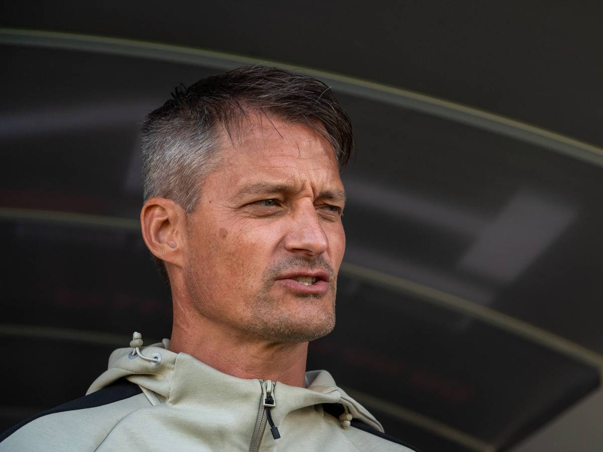 Gladbach-Trainer Alexander Blessin schaut auf Das Spielfeld.