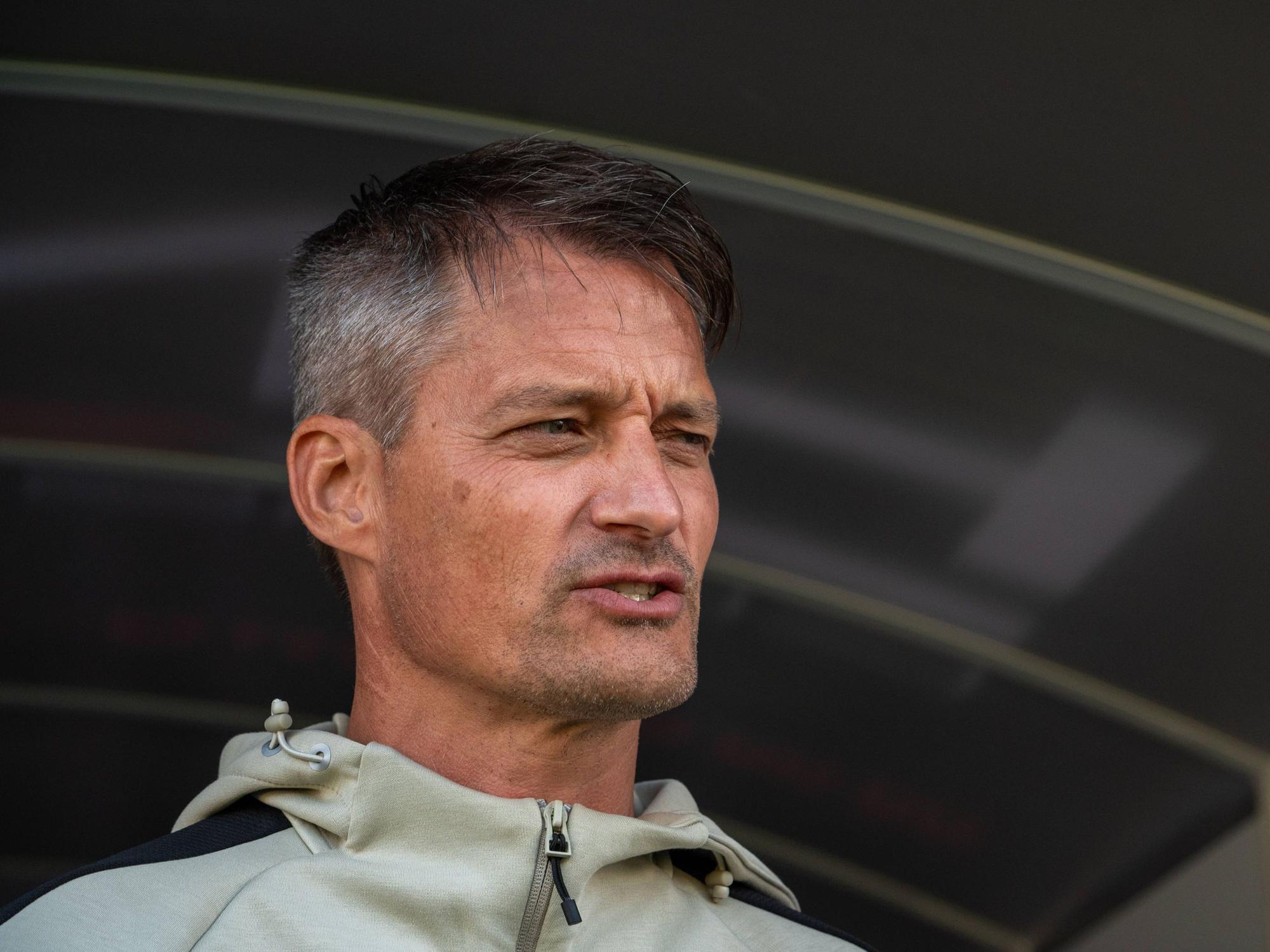 Gladbach-Trainer Alexander Blessin schaut auf Das Spielfeld.