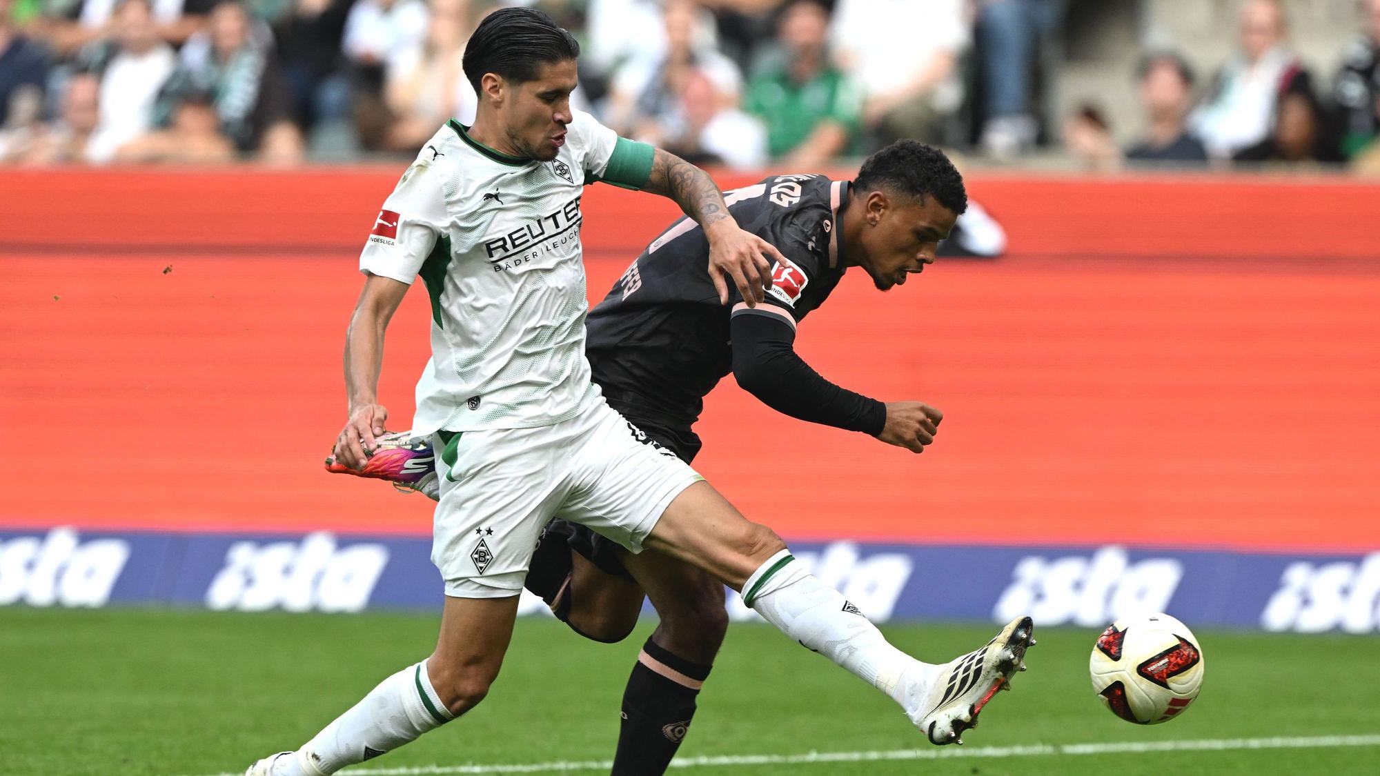 Kevin Diks und Ransford Königsdörffer im Zweikampf.
