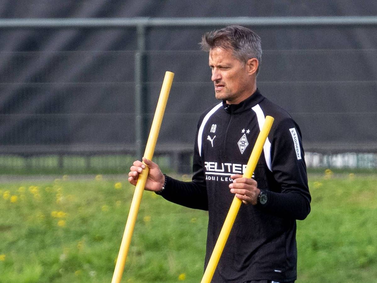 Gladbach-Trainer Alexander Blessin bei seinem ersten Training mit der Mannschaft