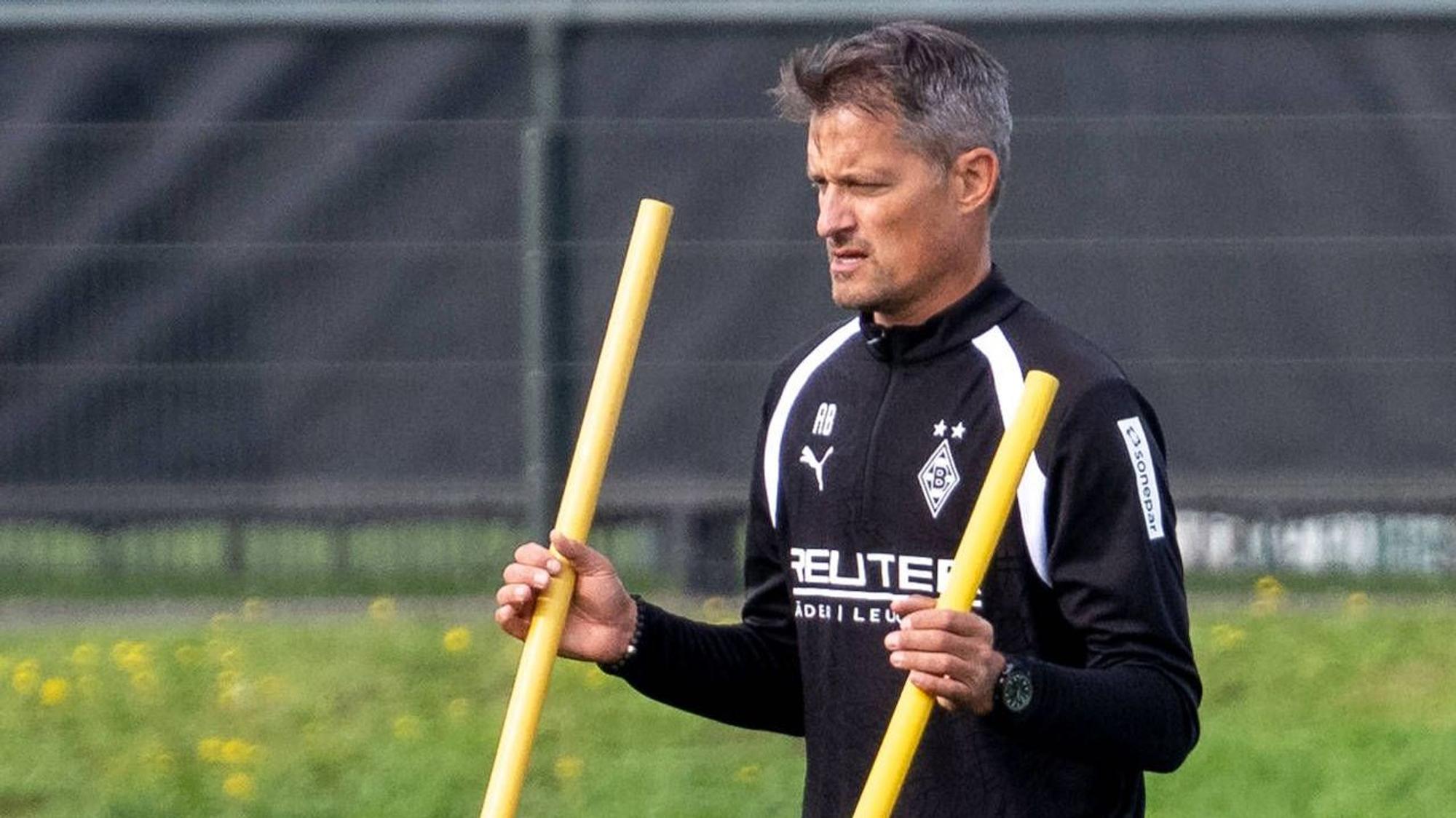 Gladbach-Trainer Alexander Blessin bei seinem ersten Training mit der Mannschaft