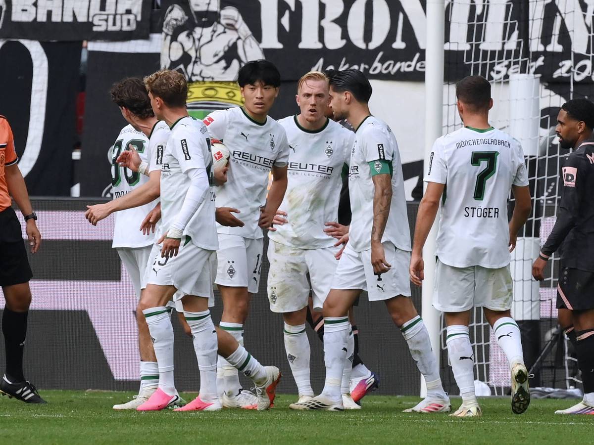 Robin Hack und Spieler von Borussia Mönchengladbach