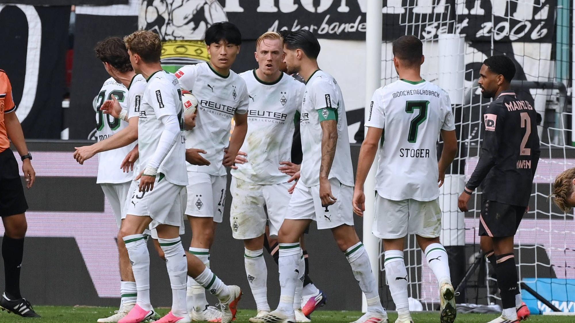 Robin Hack und Spieler von Borussia Mönchengladbach