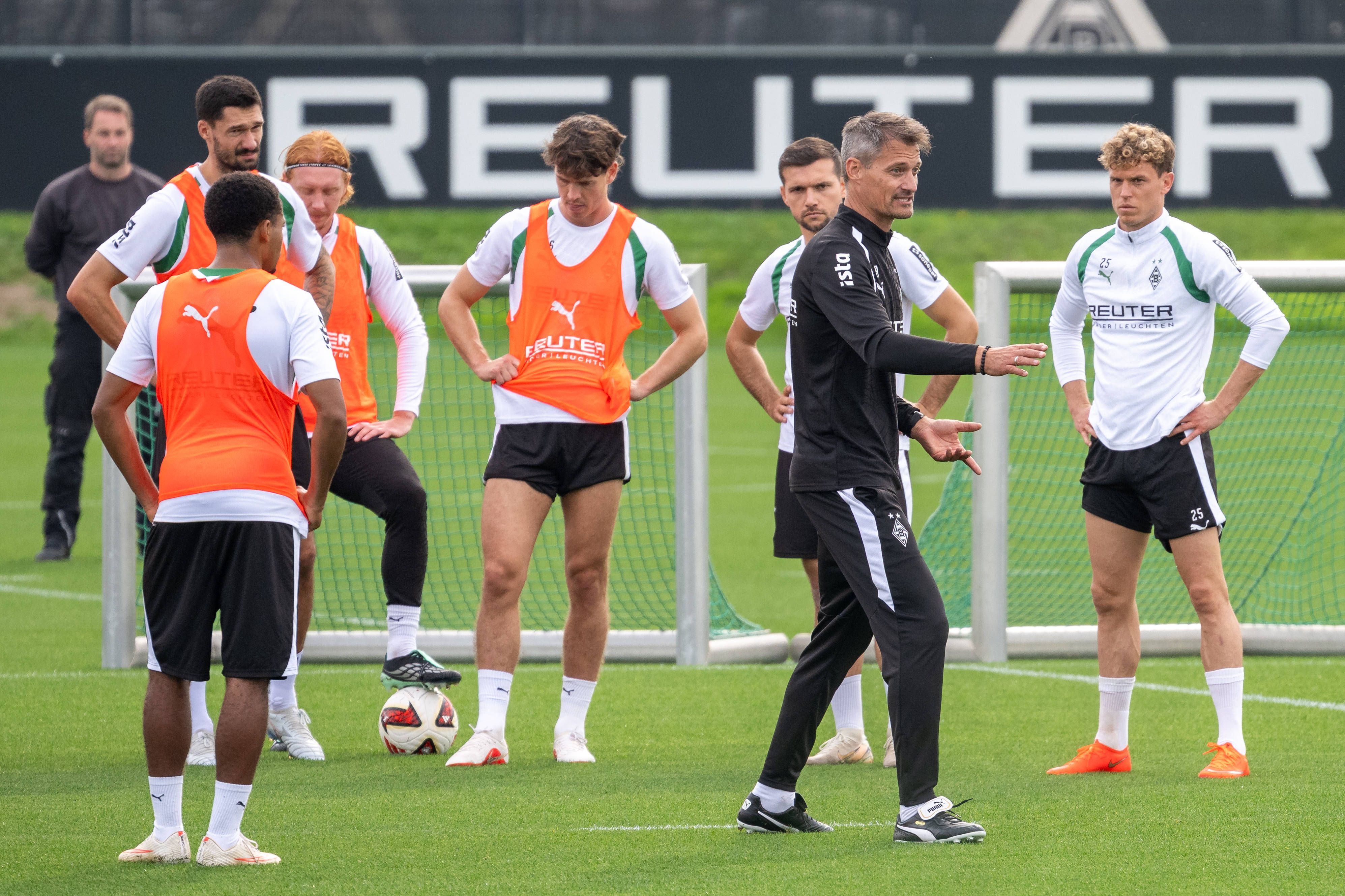 Trainer Alexander Blessin spricht im Gladbach-Training mit den Spielern.