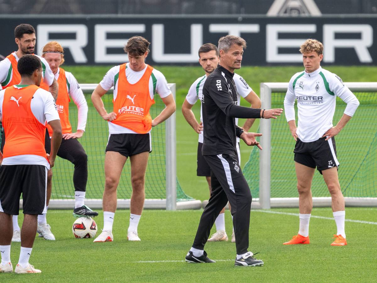 Trainer Alexander Blessin spricht im Gladbach-Training mit den Spielern.