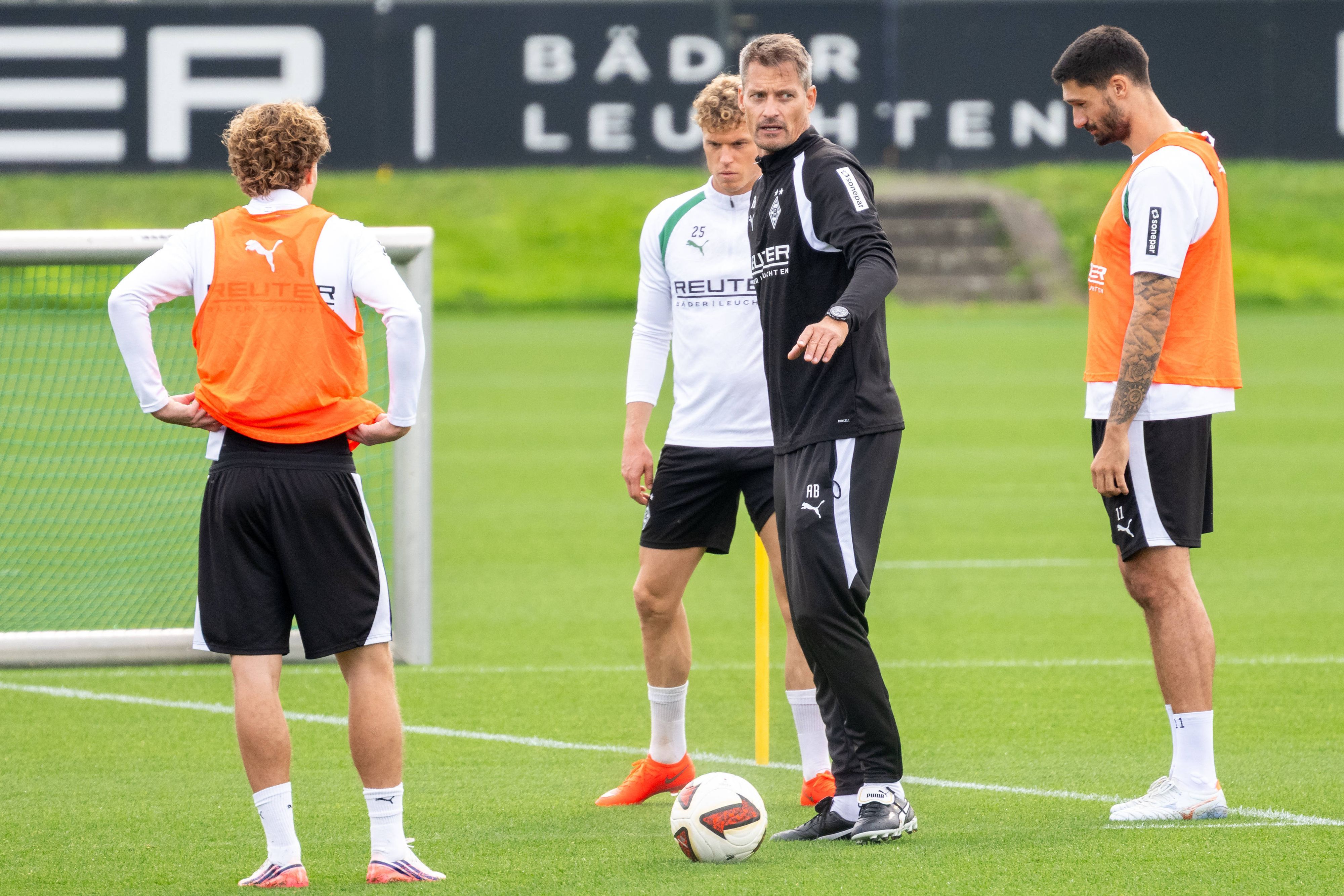 Trainer Alexander Blessin spricht im Gladbach-Training mit den Spielern.