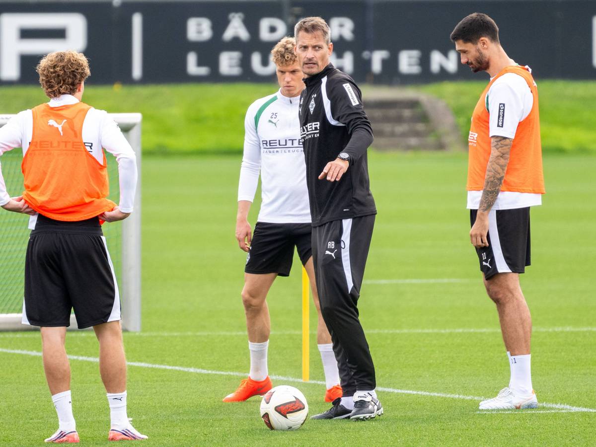 Trainer Alexander Blessin spricht im Gladbach-Training mit den Spielern.