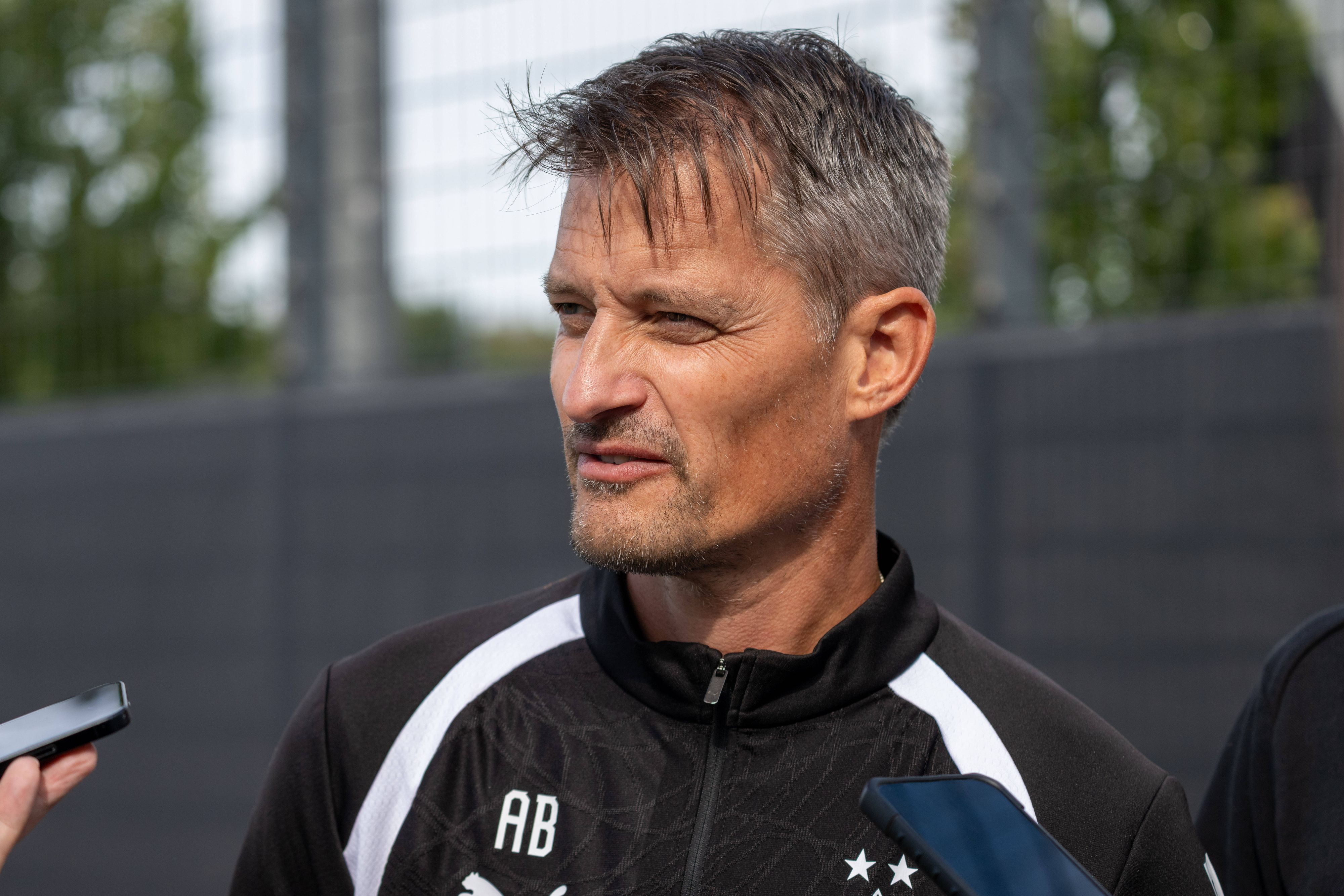 Alexander Blessin spricht vor Journalisten.