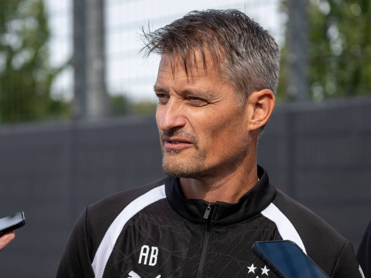 Alexander Blessin spricht vor Journalisten.
