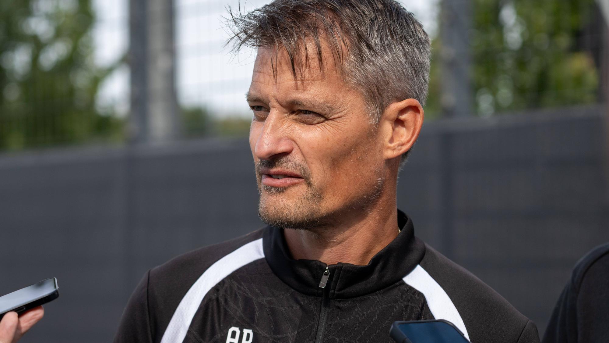 Alexander Blessin spricht vor Journalisten.