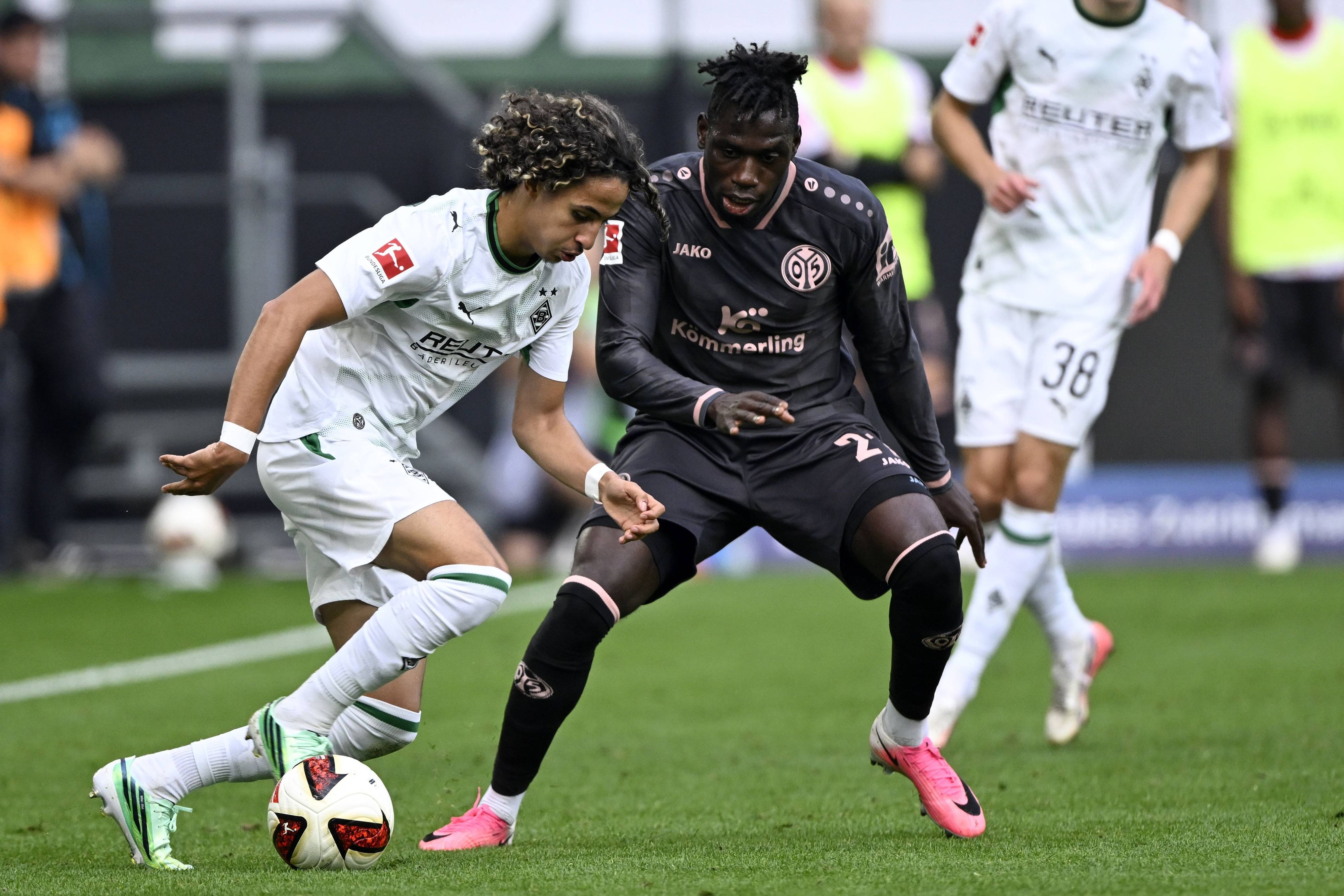 Wael Mohya und Danny da Costa mit Ball