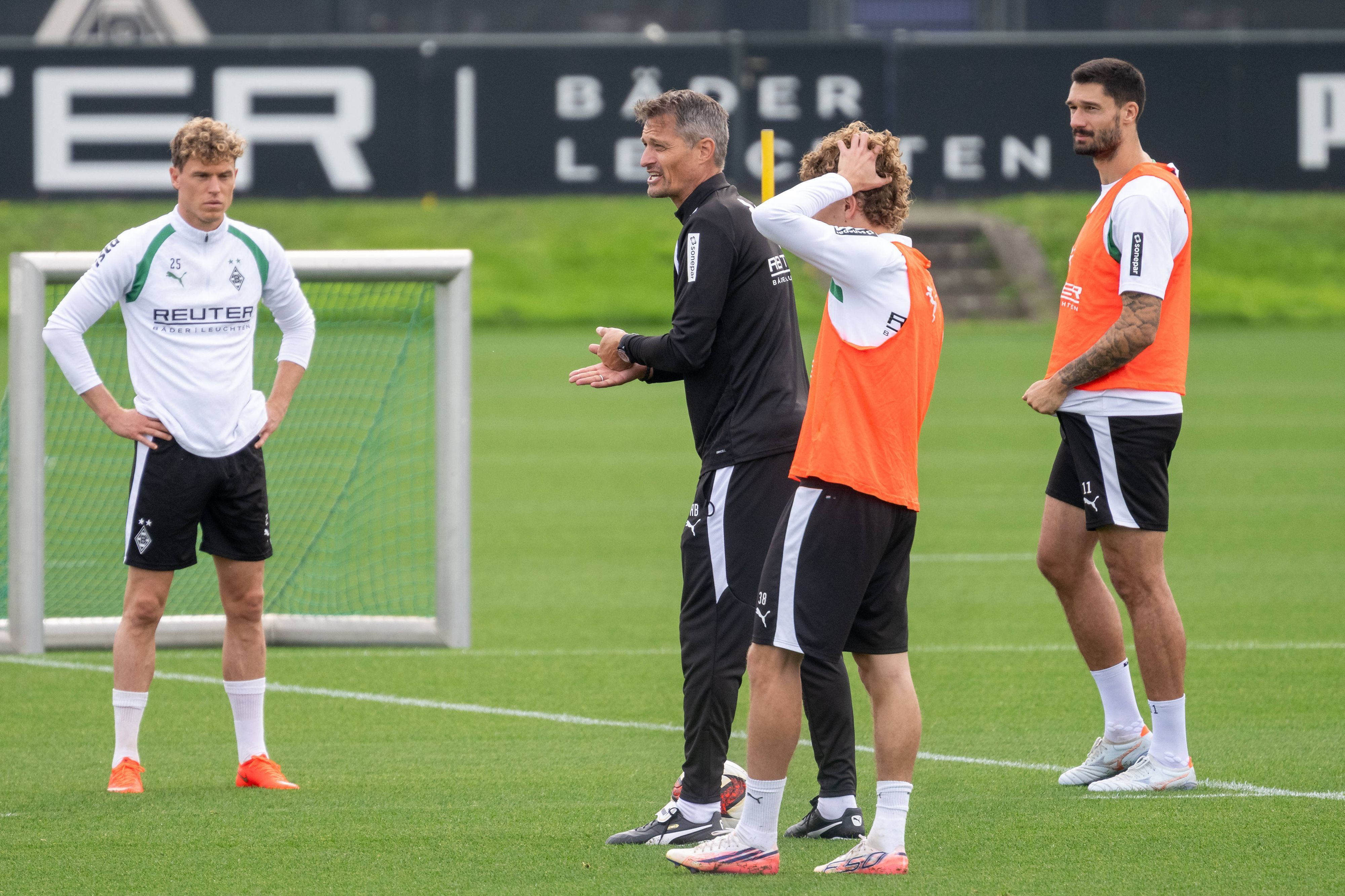 Alexander Blessin, Robin Hack, Tim Kleindienst und Hugo Bolin im Gladbach-Training. Blessin gibt Anweisungen.