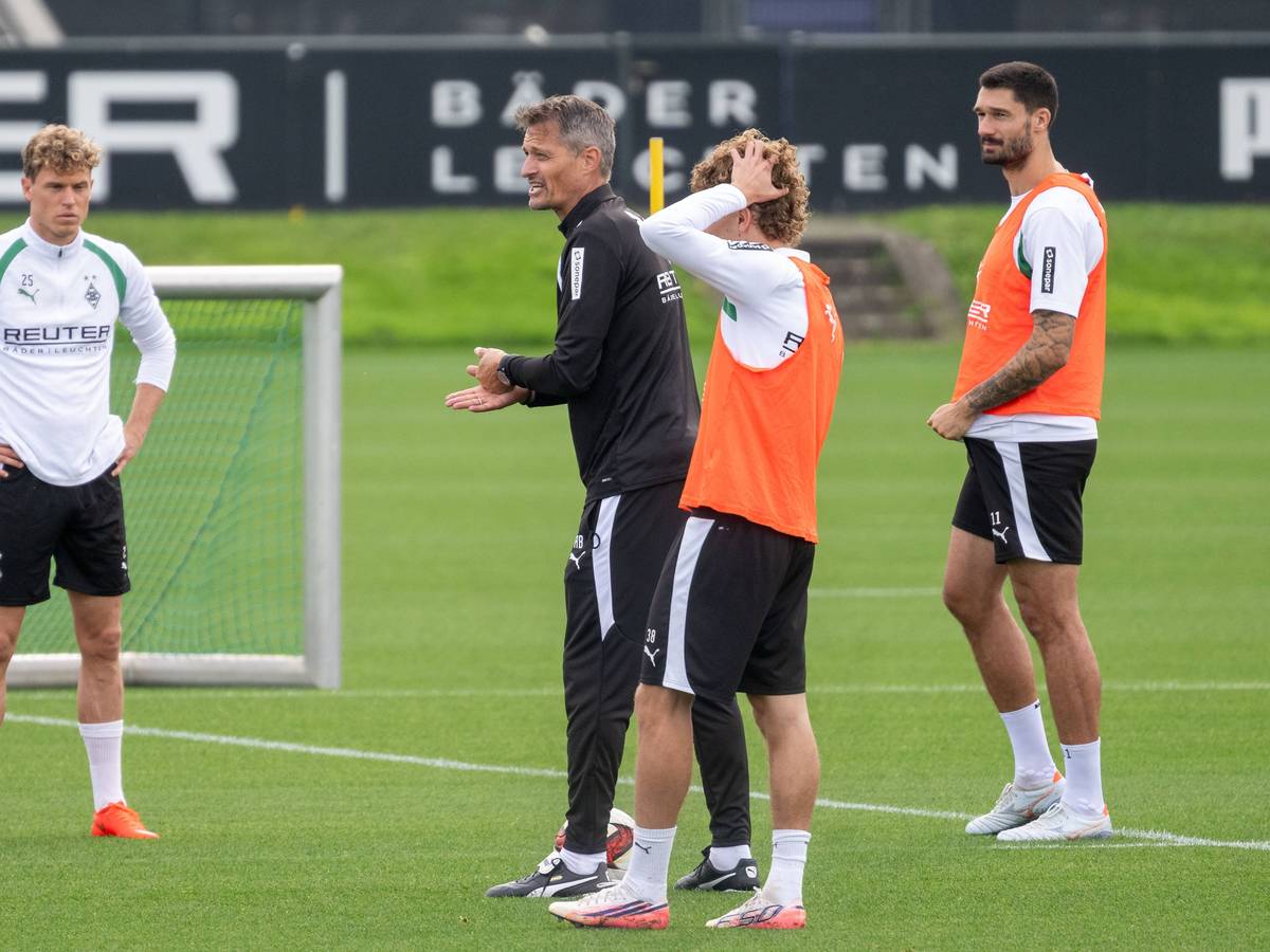 Alexander Blessin, Robin Hack, Tim Kleindienst und Hugo Bolin im Gladbach-Training. Blessin gibt Anweisungen.