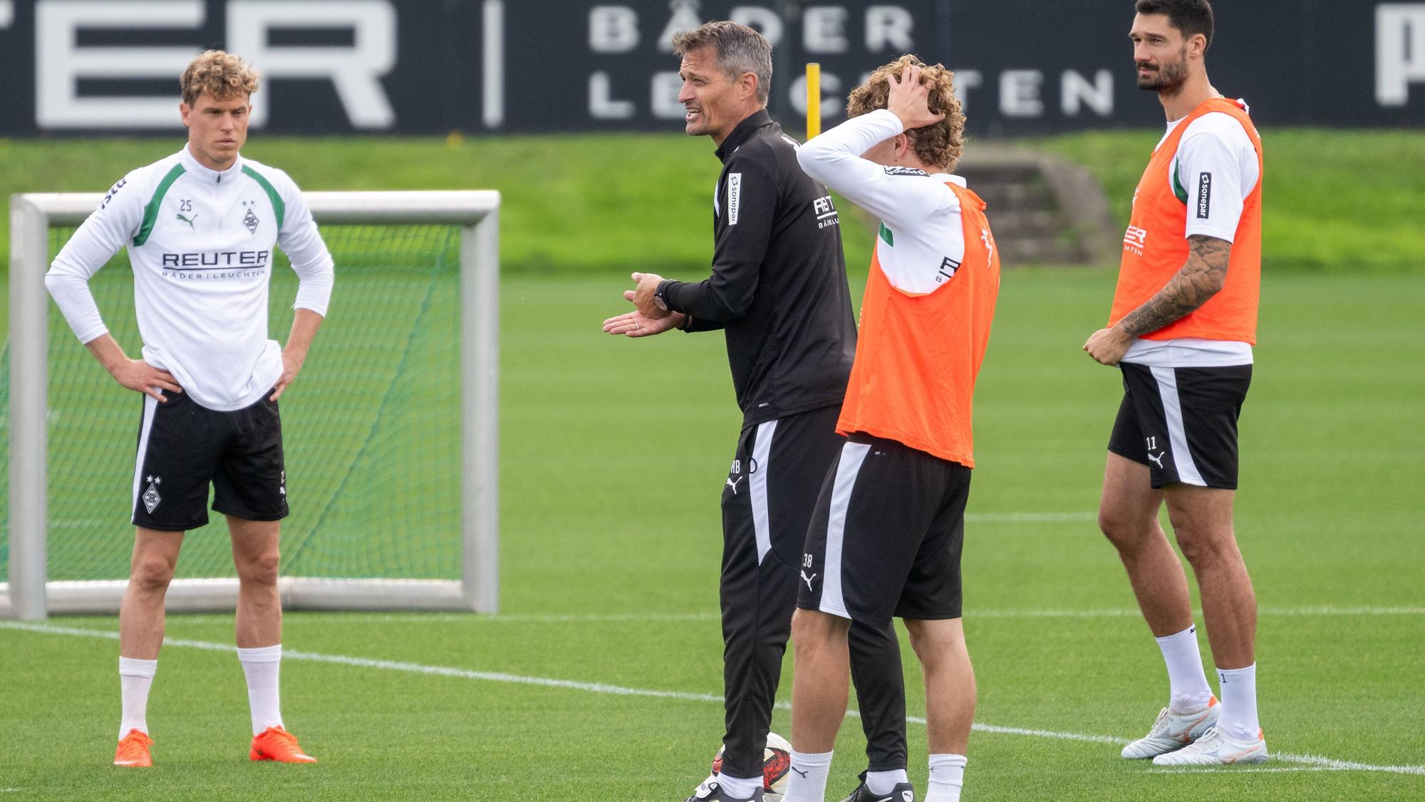 Alexander Blessin, Robin Hack, Tim Kleindienst und Hugo Bolin im Gladbach-Training. Blessin gibt Anweisungen.